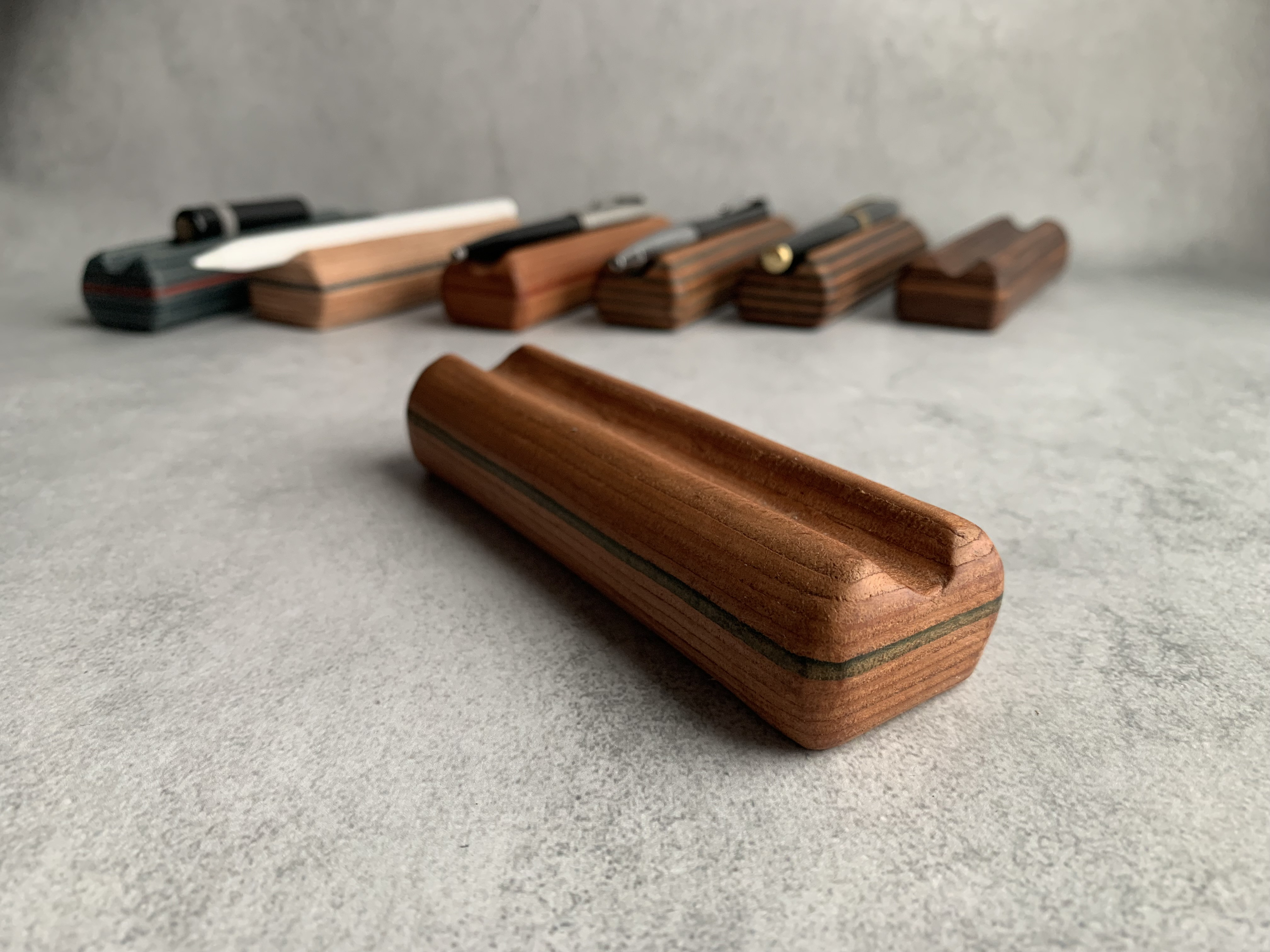 積み革のペンレスト【完成品】ペン置き　印鑑置き　キャメル革×緑革　栃木レザー【名入れ無料】本革　ペンスタンド