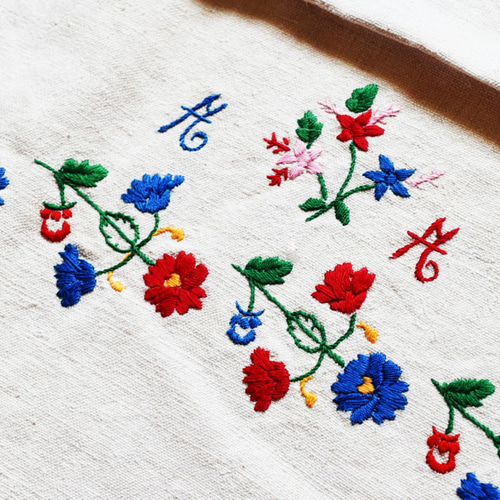 ハンガリー 手織りリネンの花刺繍キッチンクロス【sa733】 ハンガリー 手織りリネンの花刺繍キッチンクロス【sa733