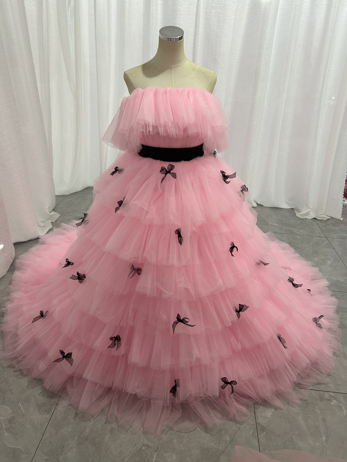 人気上昇！カラードレス ピンク オフショルダー リボン 柔らかく重ねたチュールスカート 花嫁