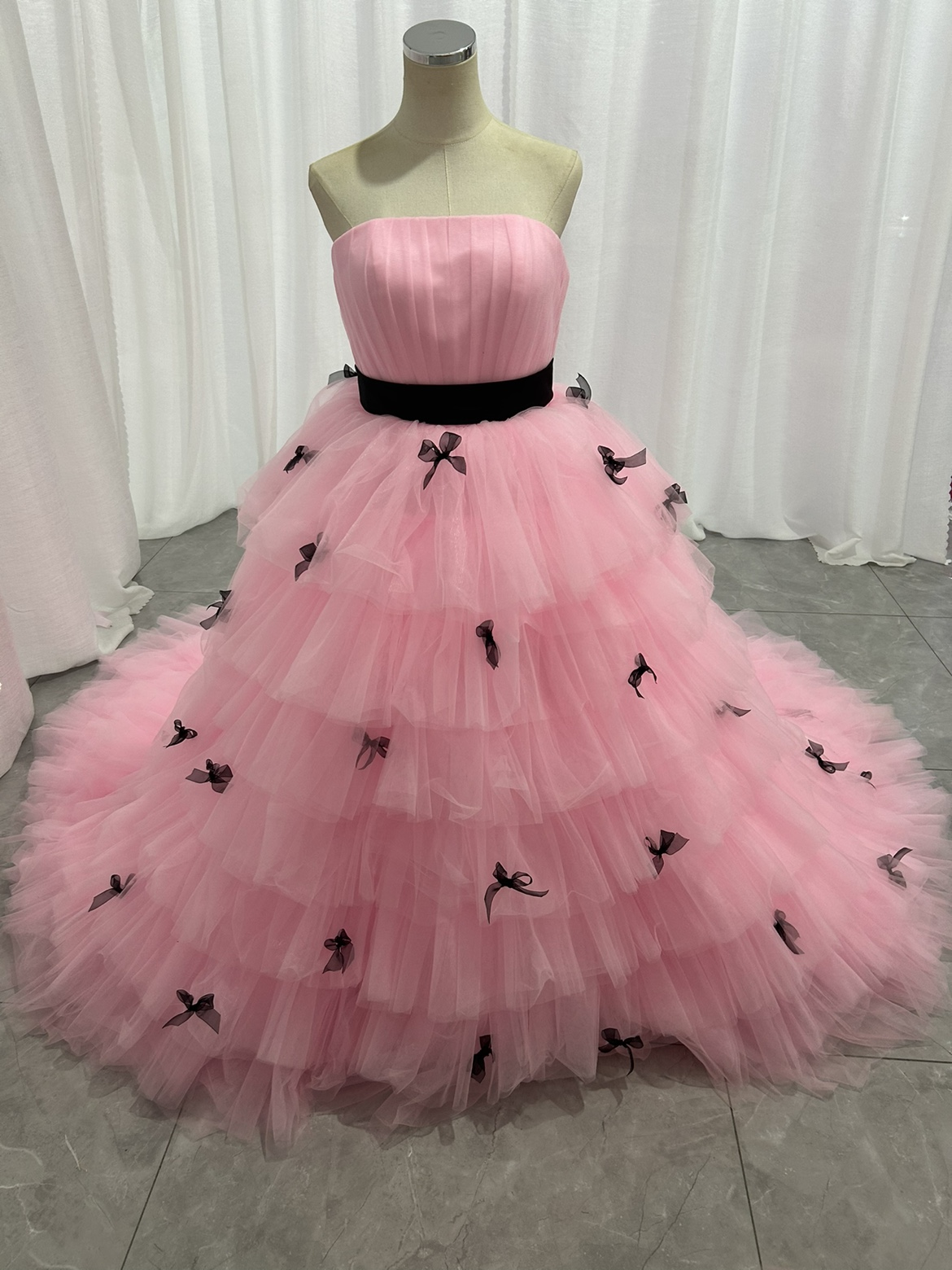 人気上昇！カラードレス ピンク ベアトップ リボン 柔らかく重ねたチュールスカート 花嫁