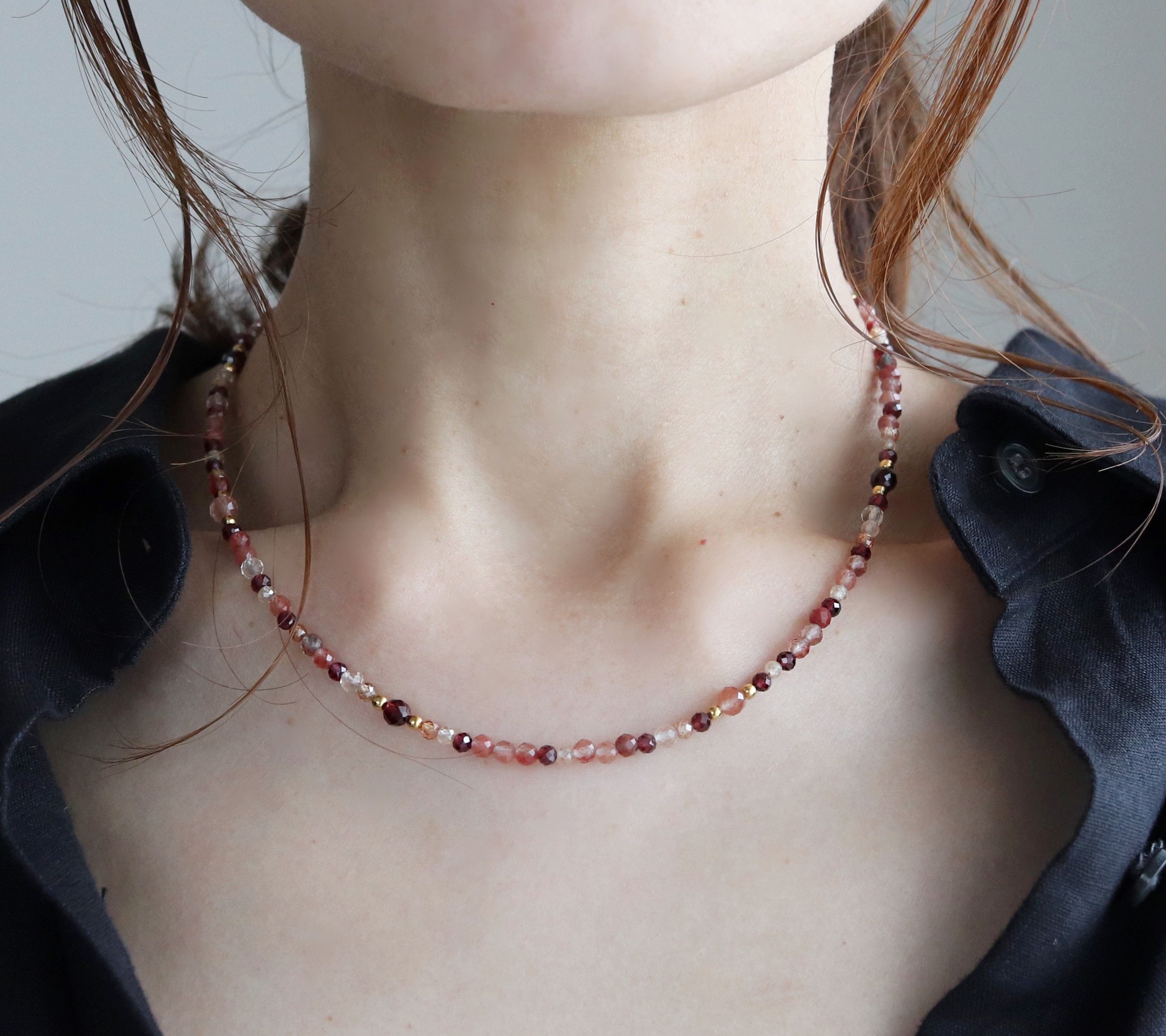 ＂他にない色合い＂ 視線を集める小粒ガーネットとアンデシン(天然石)のネックレス〜サージカルステンレス〜