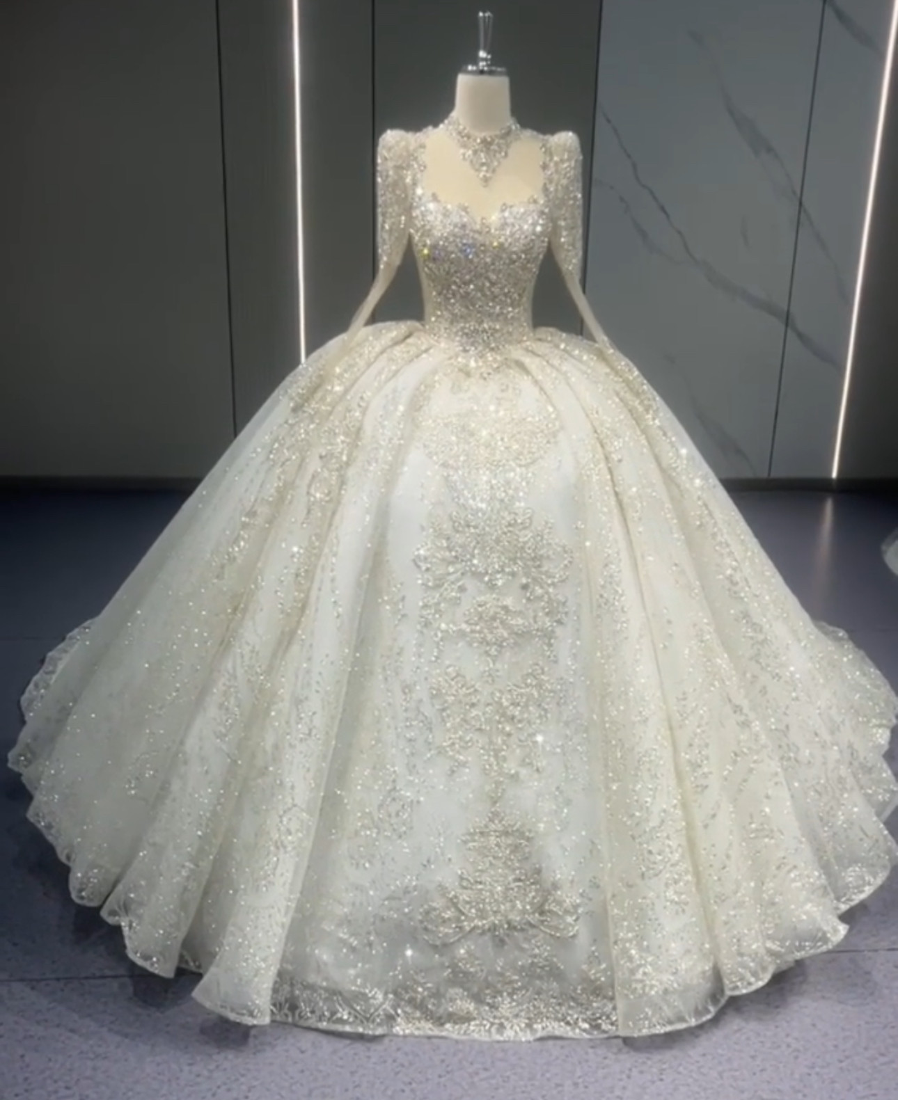 抜群のお洒落見え　スクエアネック　グッリター　長袖　ロングトレーン　編み上げ　背中見せ　サイズオーダー可能結婚式挙式花嫁