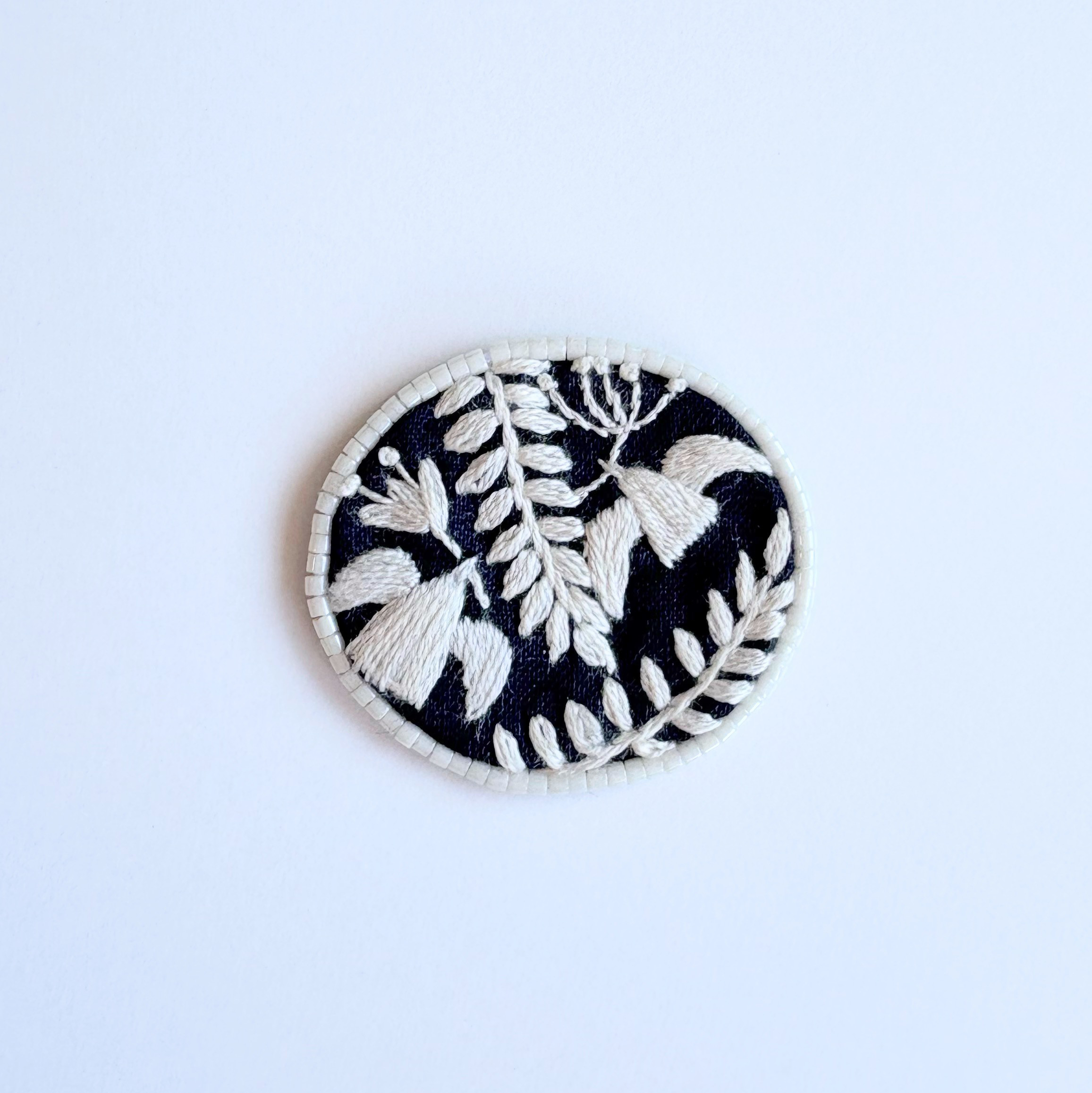 ビーズで飾った小さなお花のミニ刺繍ブローチ【hokuo】#390