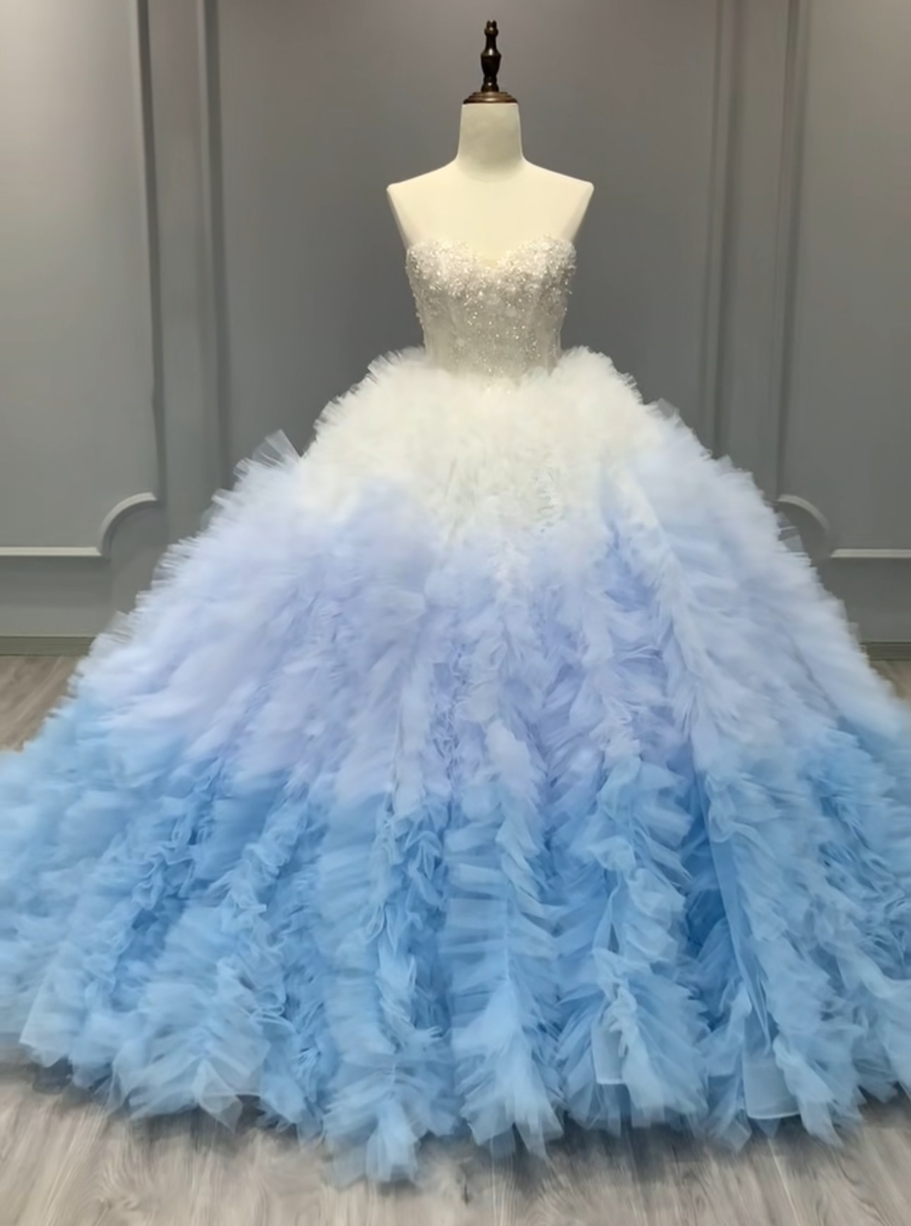 高級感溢れる　ブルー水色　グラデーション　袖無し　ボリューム　プリンセス　カラードレス海外挙式撮影旅行スタジオ編み上げ