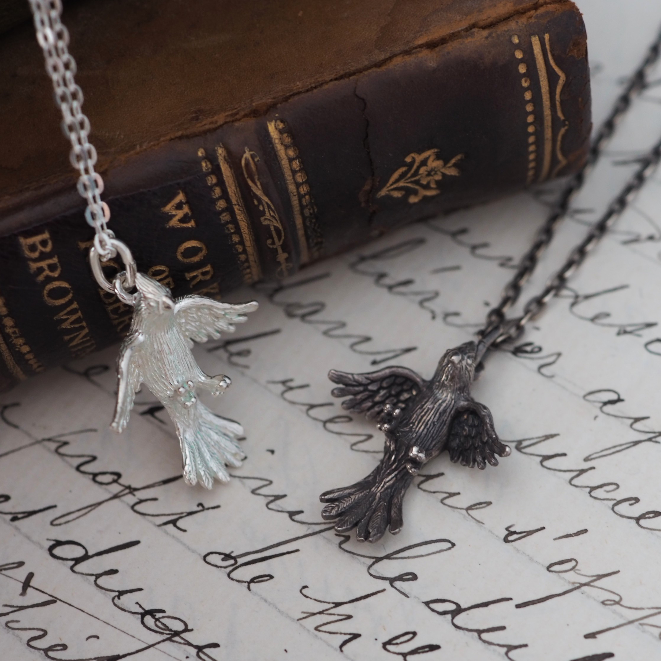 羽ばたきオカメインコのペンダント