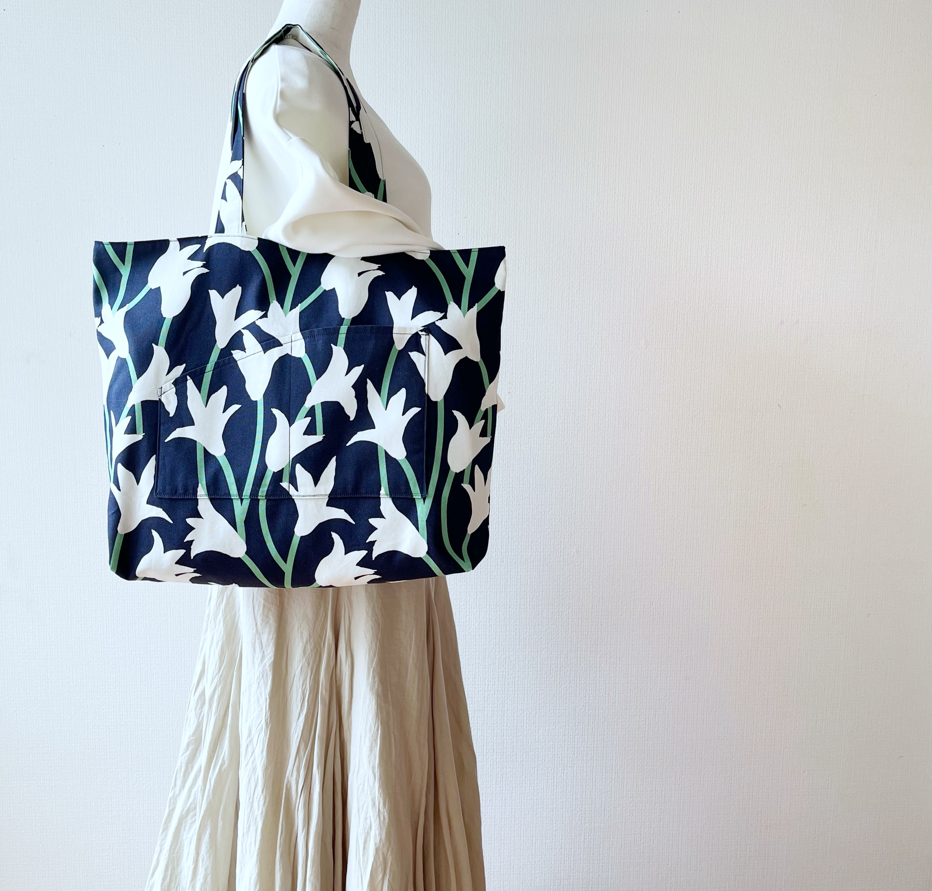 心華やぐホワイトの花柄トートバッグでルン♪と気分をアップ/B4対応