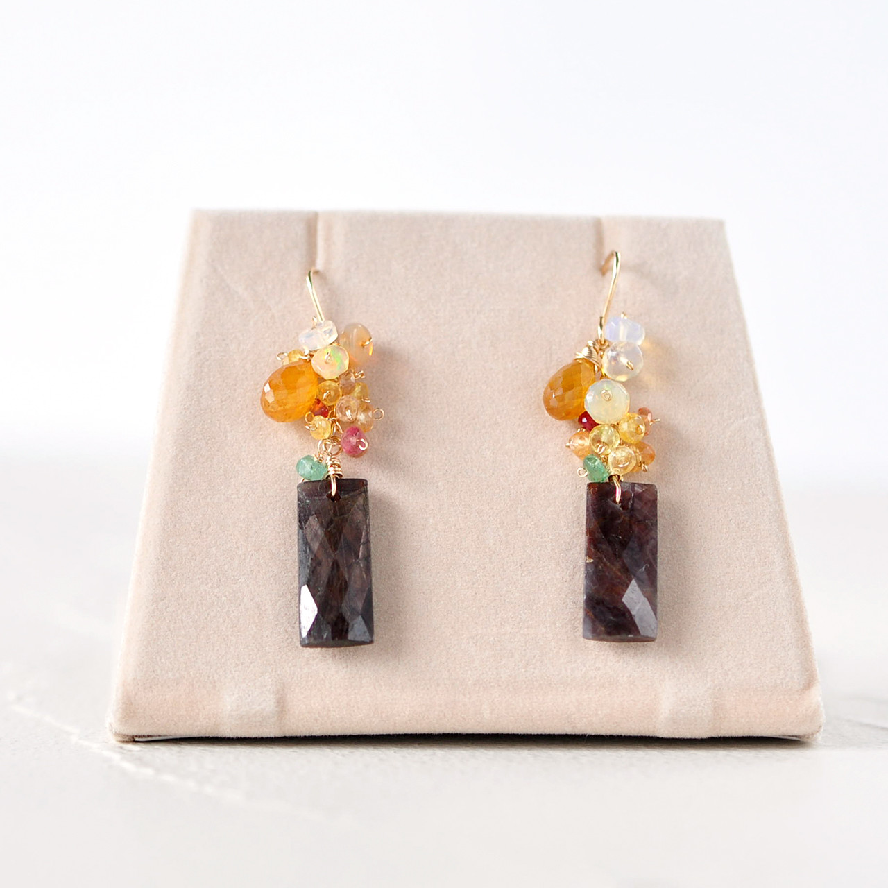 〜秋灯（しゅうとう）のサファイア〜　ブラウン・イエローサファイアxエメラルド・オパールピアス