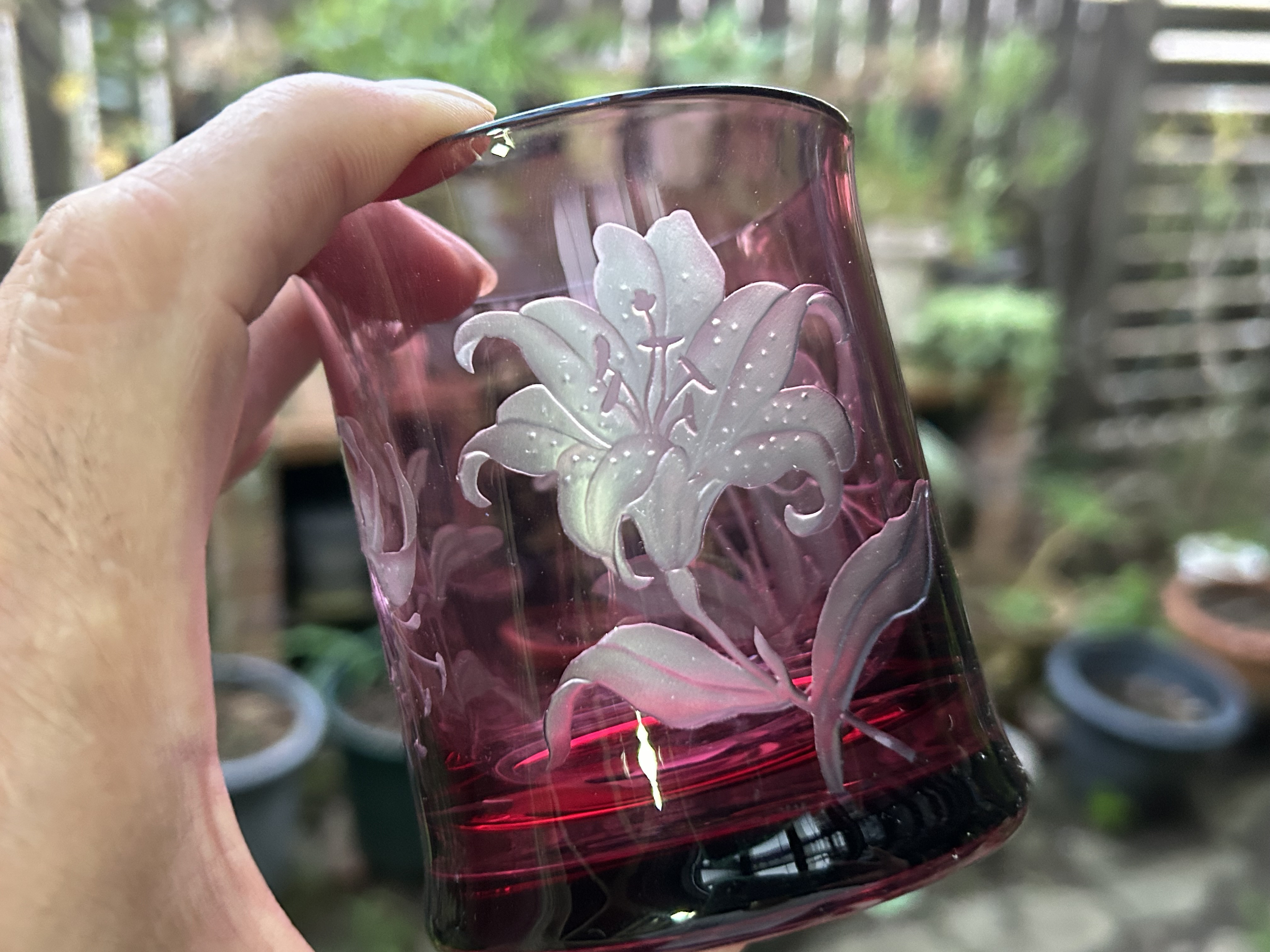 ゆりが咲き誇るグラス