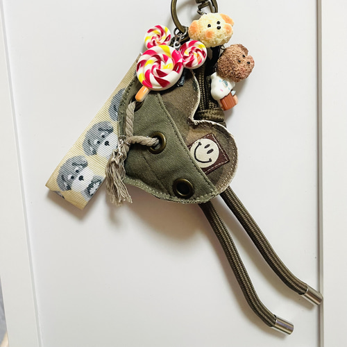 じゃらじゃらキーホルダー　バッグチャーム　キーチャーム　パラコード　101H じゃらじゃらキーホルダー キーホルダー バッグチャーム カーキ