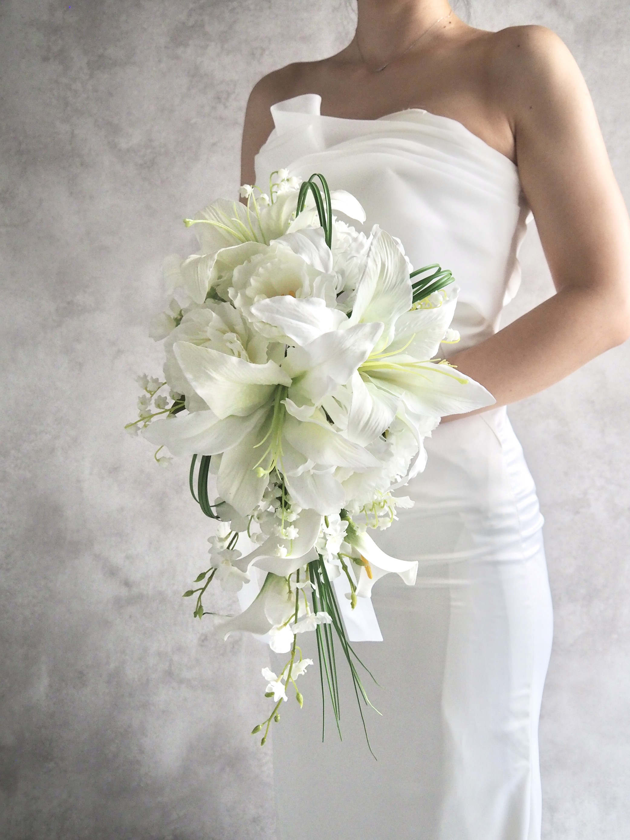 お洒落上級者な花嫁様にぴったり！ホワイト×グリーンのキャスケードブーケ｜気取りすぎないエレガントでナチュラルなデザイン