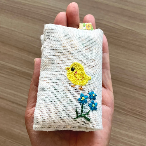 二つ折りポケットティッシュケース 黄色い鳥 青い花 刺繍 こども