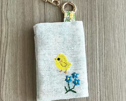 ③モコ様ポケットティッシュケースA.7 くすみブルー刺繍 二つ折りポケットティッシュケース 黄色い鳥 青い花 刺繍 こども