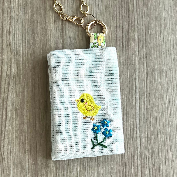 青の花刺繍、ポケットティッシュケース、ハンドメイド 二つ折りポケットティッシュケース 黄色い鳥 青い花 刺繍 こども