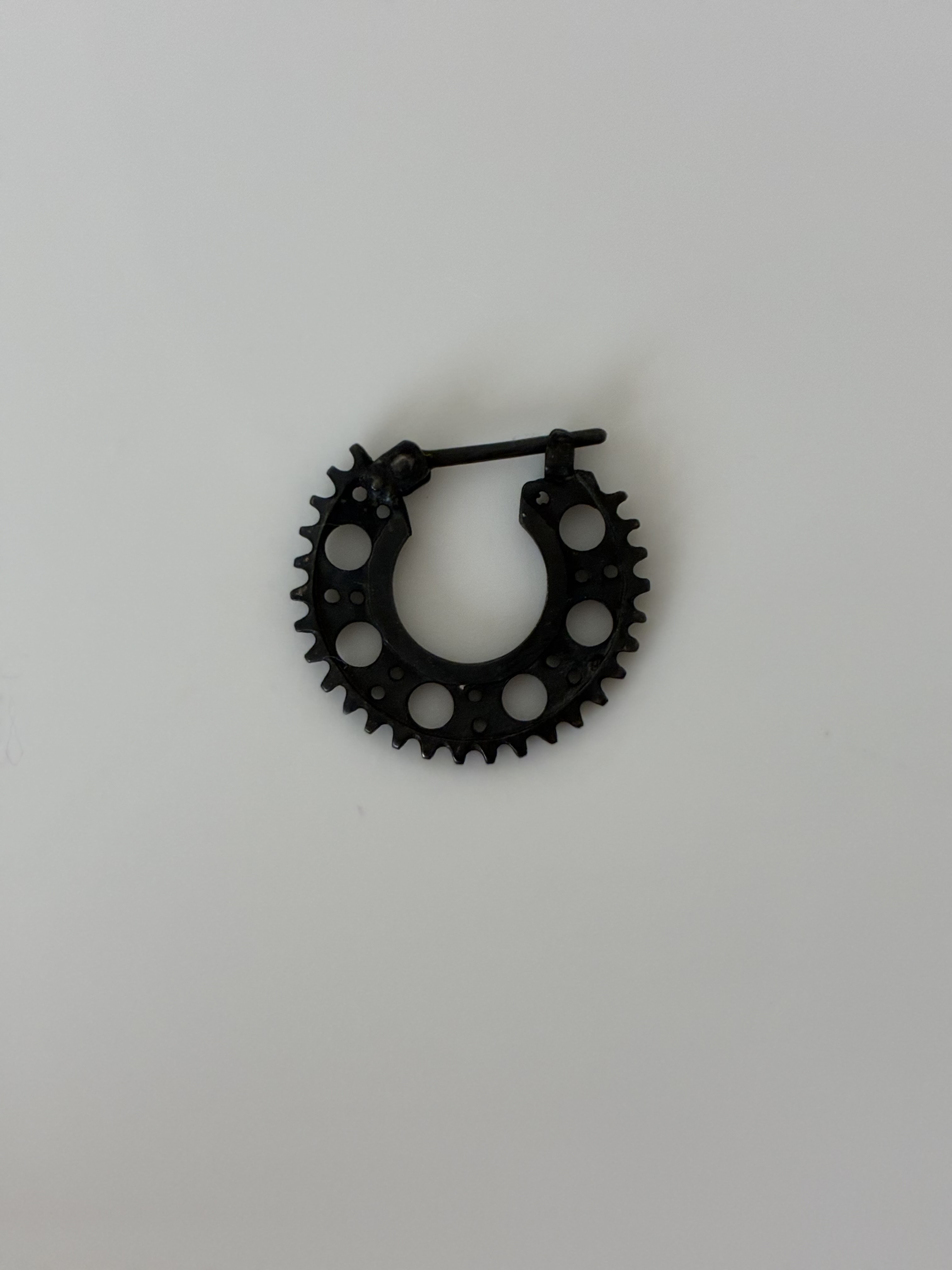 ギア モチーフ フープピアス