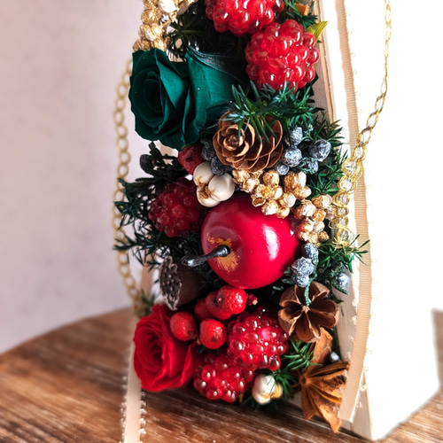 すぐに飾れる！木の実いっぱい！2輪の薔薇とドライフラワーが