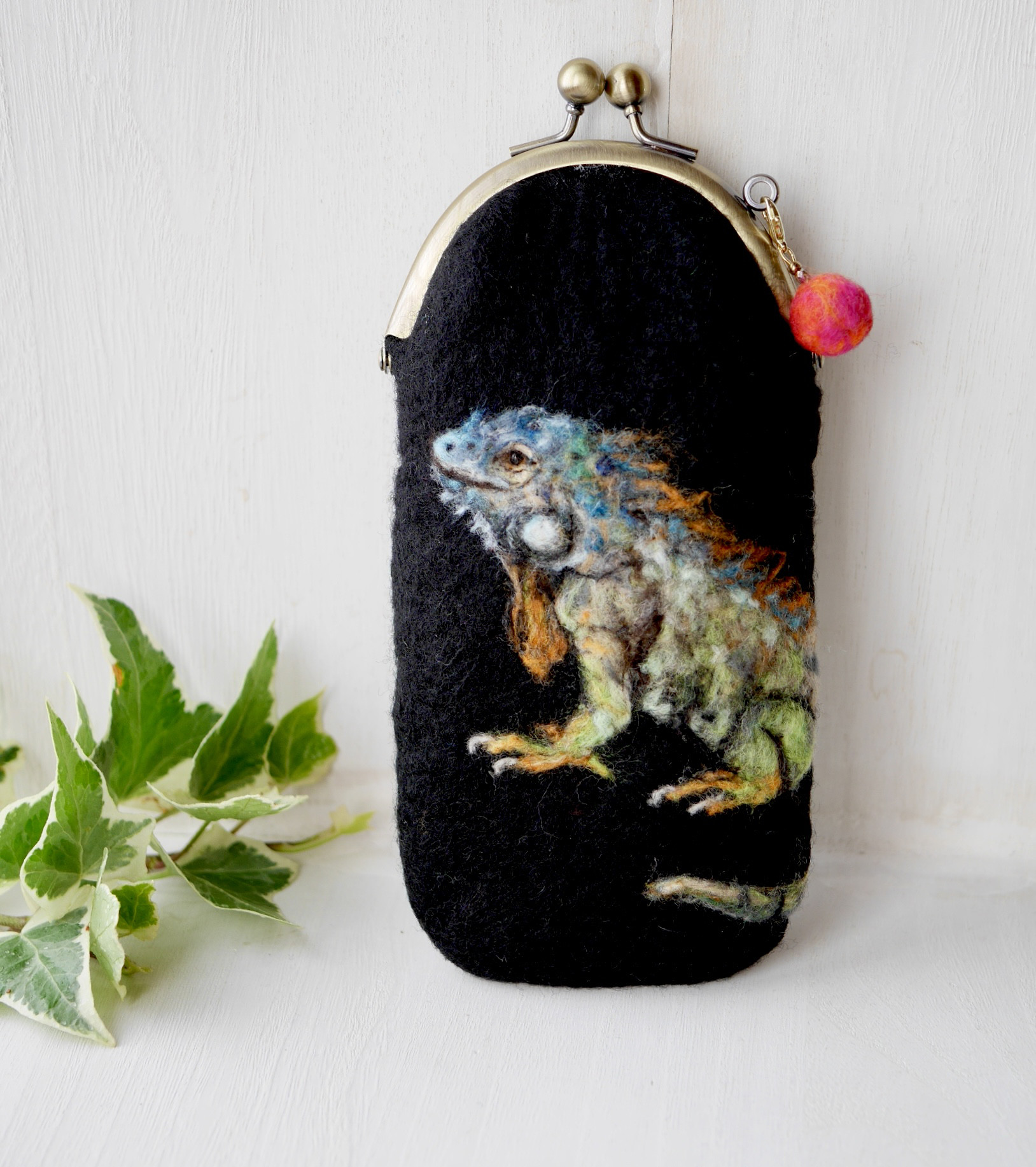 イグアナの縦長羊毛フェルトがま口