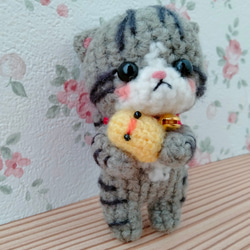 ちょうだいポーズの三毛猫　ハート模様　あみぐるみ　ストラップ ちょうだいポーズの三毛猫 ハートな仔猫 ストラップ おねだり
