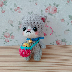 ちょうだいポーズの三毛猫　ハート模様　あみぐるみ　ストラップ ちょうだいポーズの三毛猫 ハートな仔猫 ストラップ おねだり