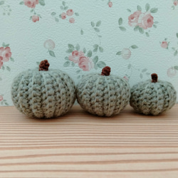 ちょうだいポーズの三毛猫　ハート模様　あみぐるみ　ストラップ ちょうだいポーズの三毛猫 ハートな仔猫 ストラップ おねだり