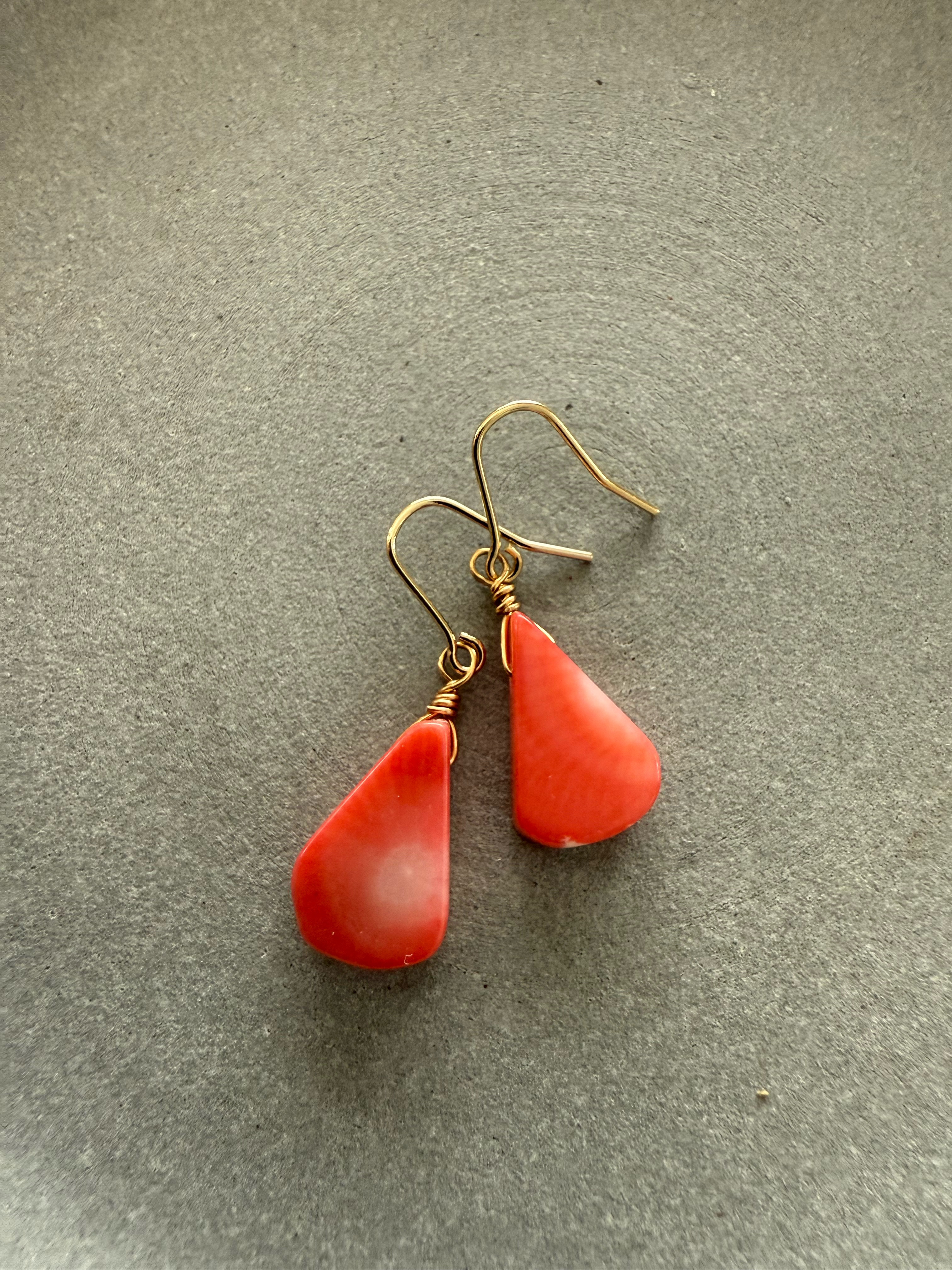 ペアシェイプ型のピンク珊瑚♚ピアス/ノンホールピアス