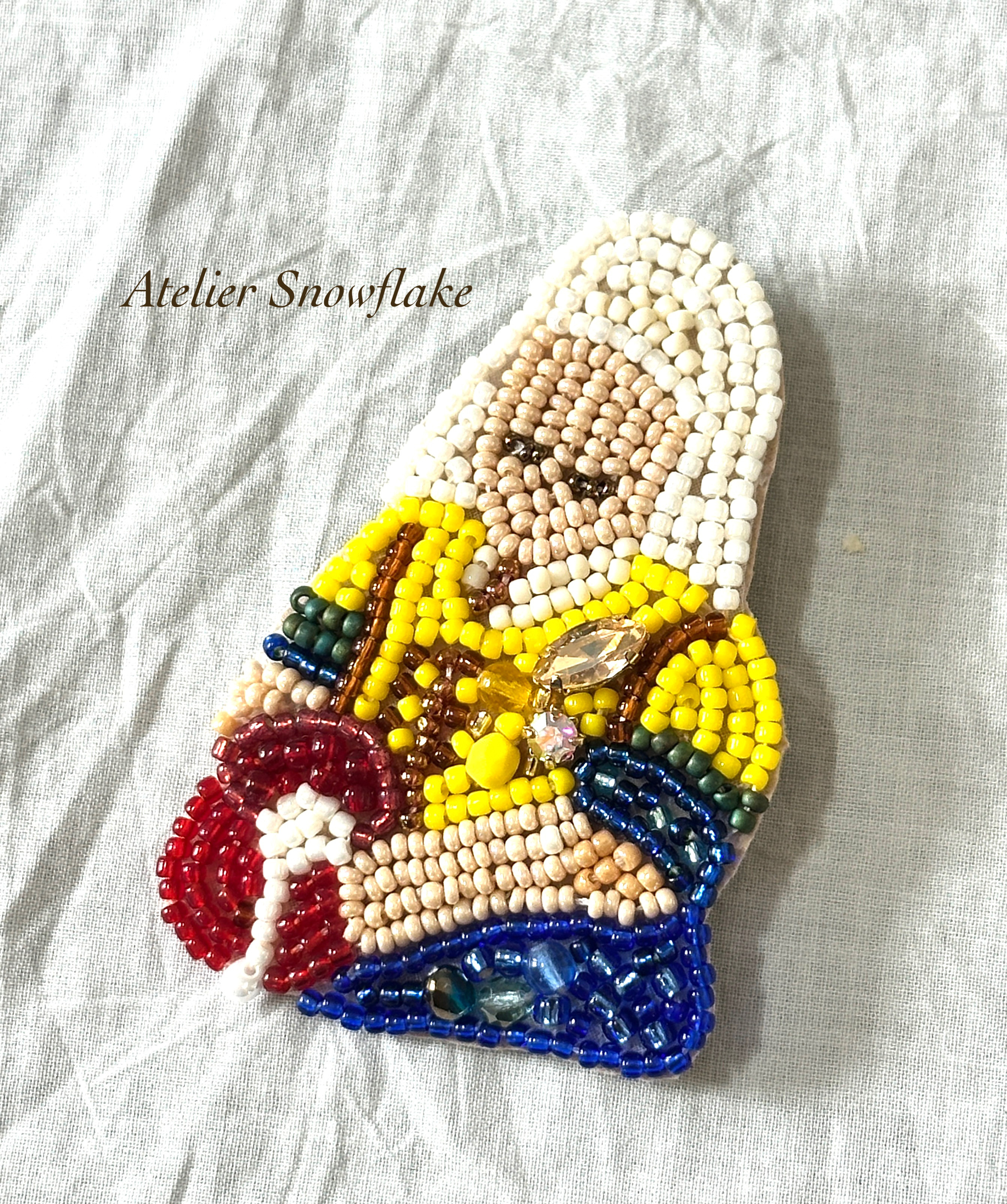 刺繍ブローチ（牛乳を注ぐ女）