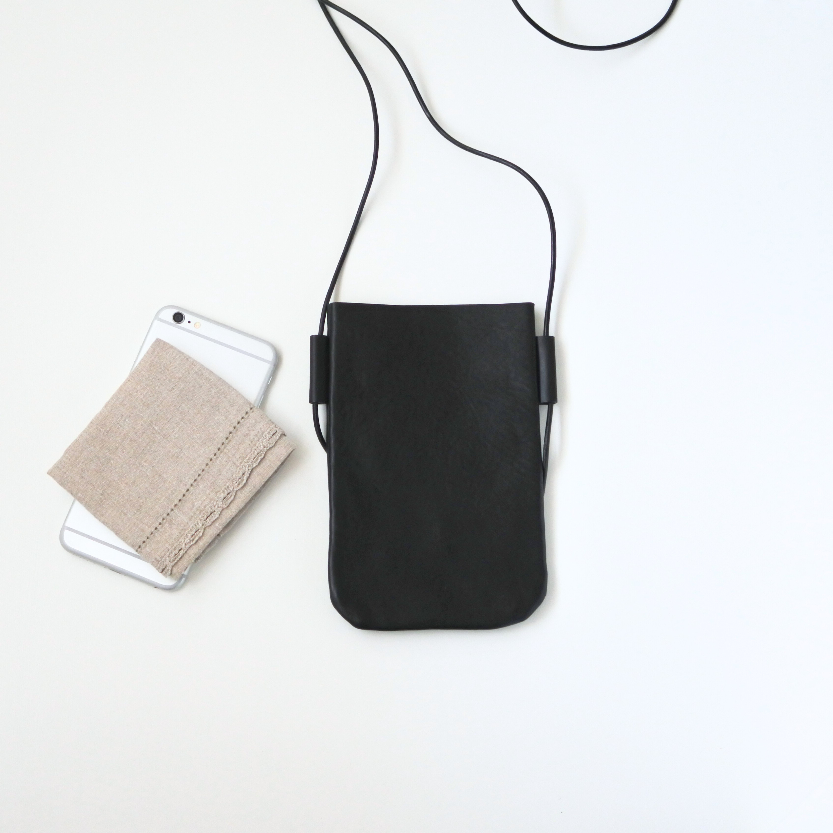 革のスマホポシェット（ブラック）