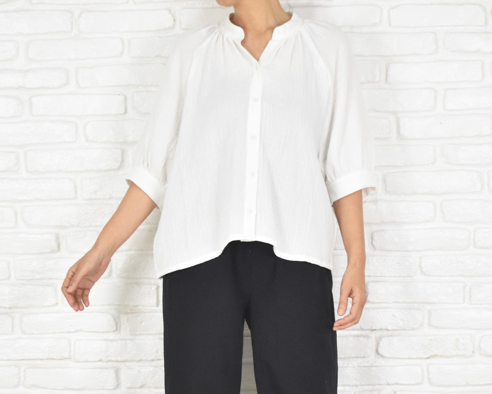 シンプルなコットンダブルガーゼふんわり袖のスキッパーブラウス　ホワイト　白