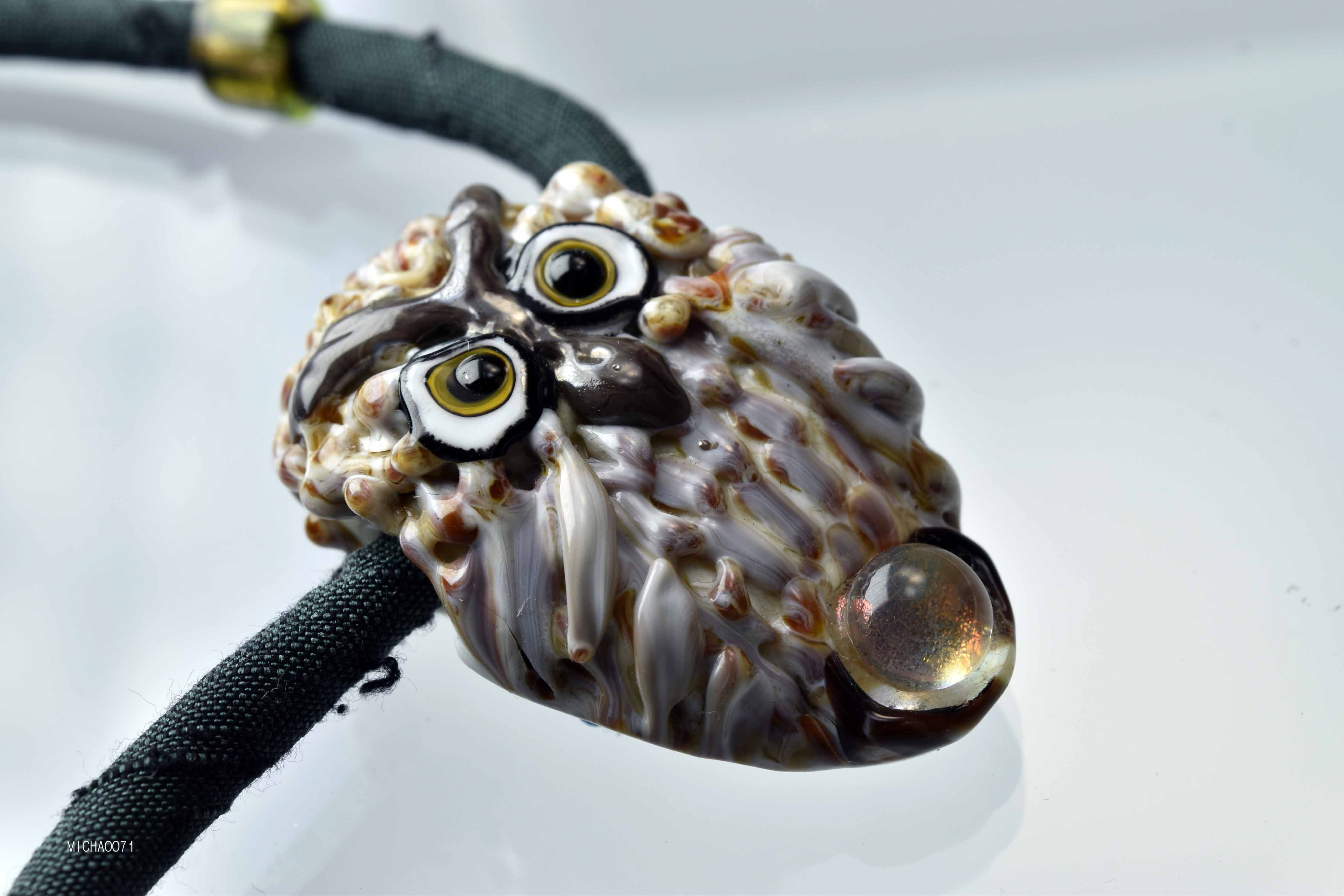 フクロウのトンボ玉　ガラスのジュエリー　ペンダントトップ（12884-451）作家物一点物