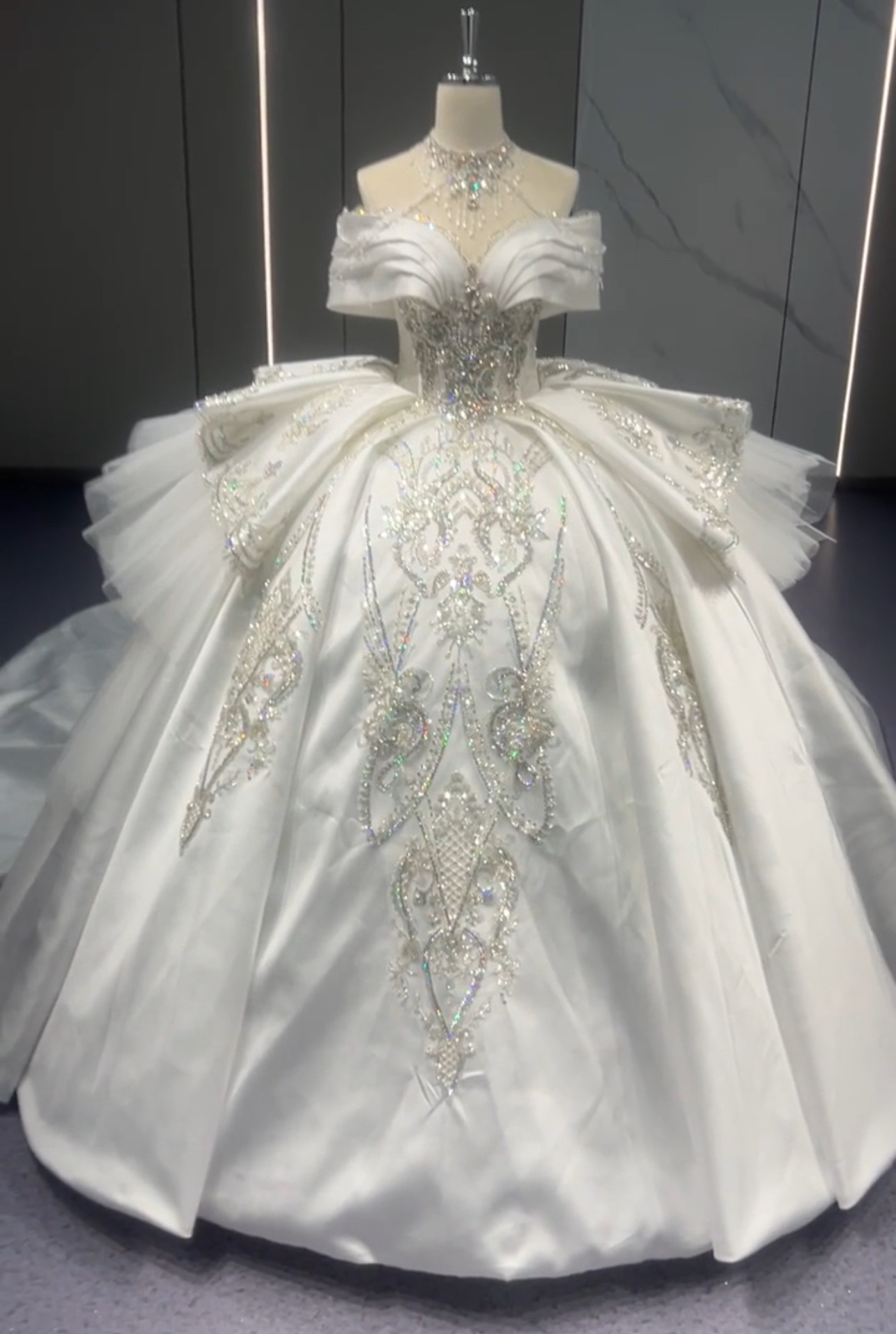 大人気上昇中　胸フリル　サテン　ホワイト　オフショルダー　ホルターネック　二の腕を隠せる　ラッフルスカート　編み上げ花嫁