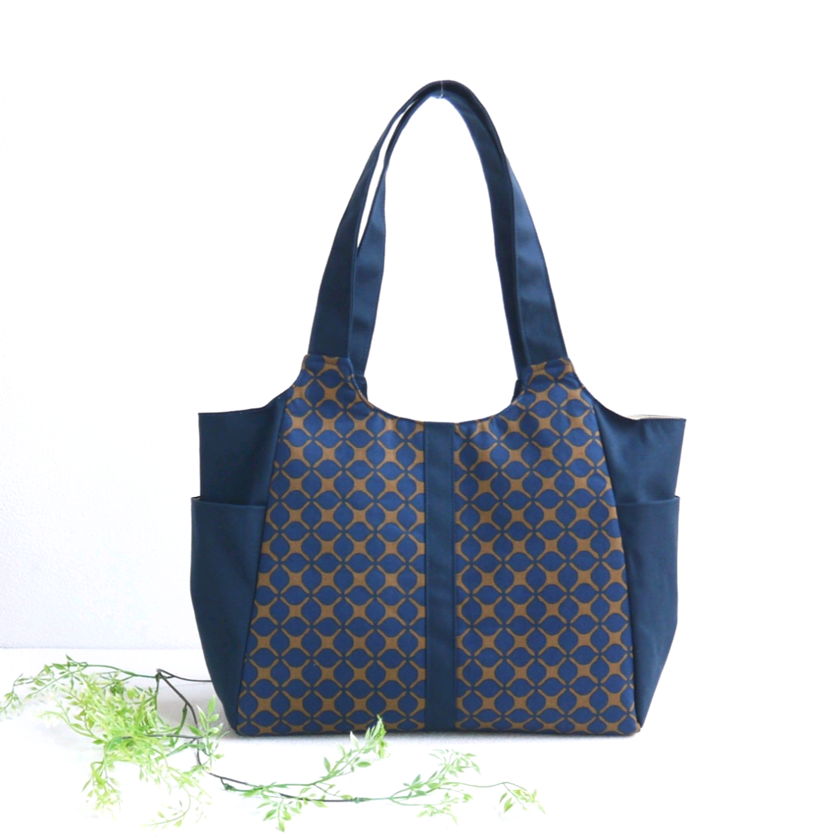 マチ巾の選べる新作！クラシックネイビー×ココアブラウン花びら模様のすっきりトート