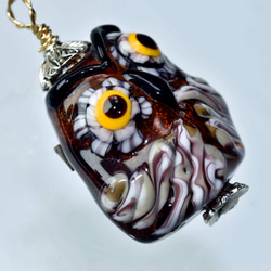 フクロウのトンボ玉 ガラスのジュエリー ペンダントトップ フクロウのトンボ玉 ガラスのジュエリー ペンダントトップ（12865-479