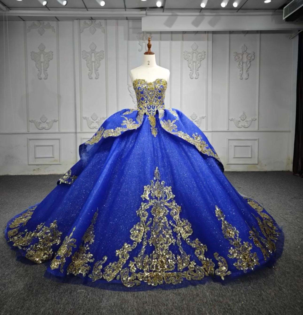 見逃さない　宝石色　ブルー　エレガントなレース　ラッフルスカート　チュールトップ　袖無し　カラードレス　編み上げ　衣装