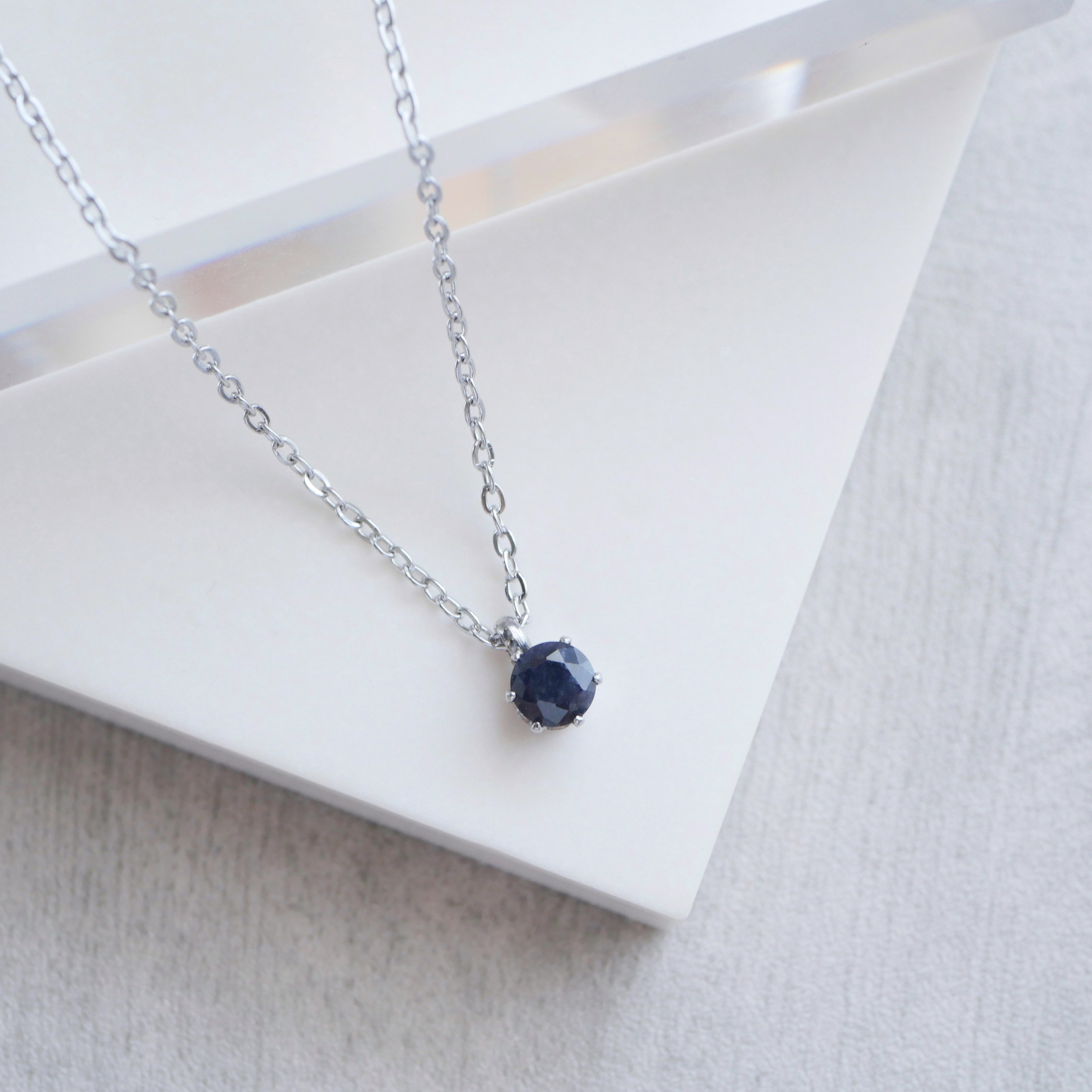 ブラックサファイアの一粒ネックレス  ９月誕生石　小ぶり 4mm　サージカルステンレス　金属アレルギー対応　天然石　小粒