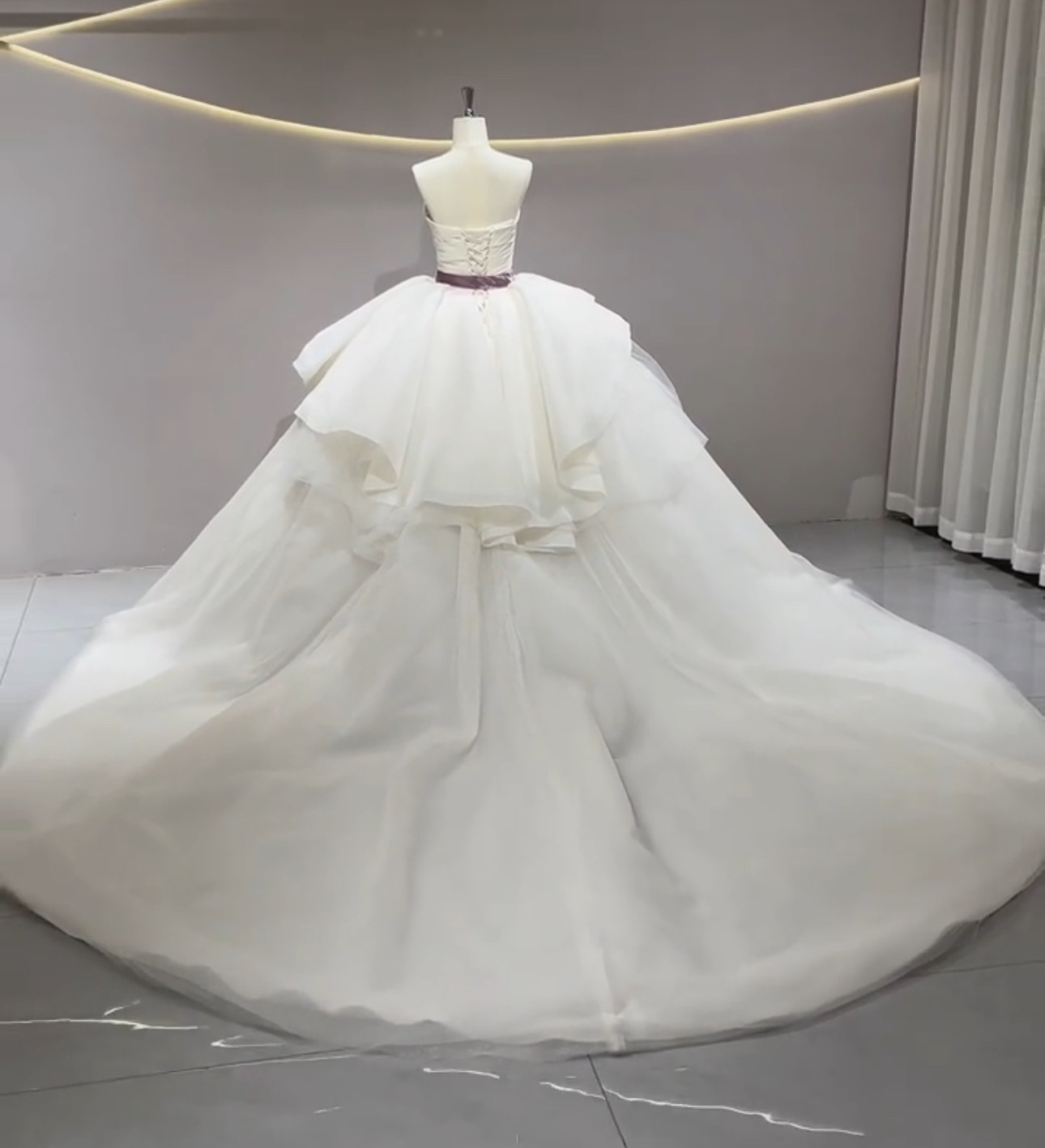 美品　非対称アシメドレス　チューブトップ　ふわふわチュール　サイズオーダー可能　トレーン　ウェディングドレス　ブライダル