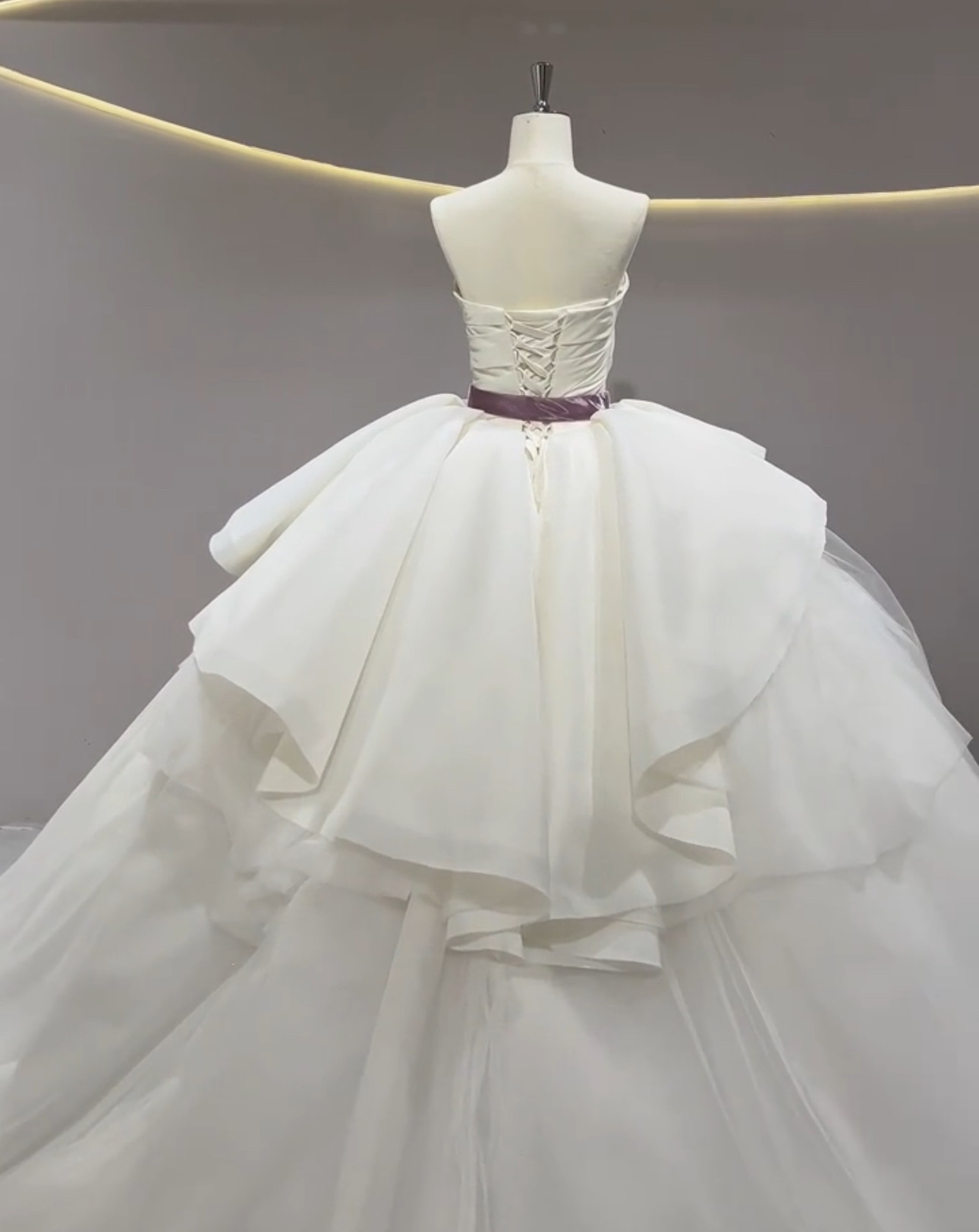 美品　非対称アシメドレス　チューブトップ　ふわふわチュール　サイズオーダー可能　トレーン　ウェディングドレス　ブライダル