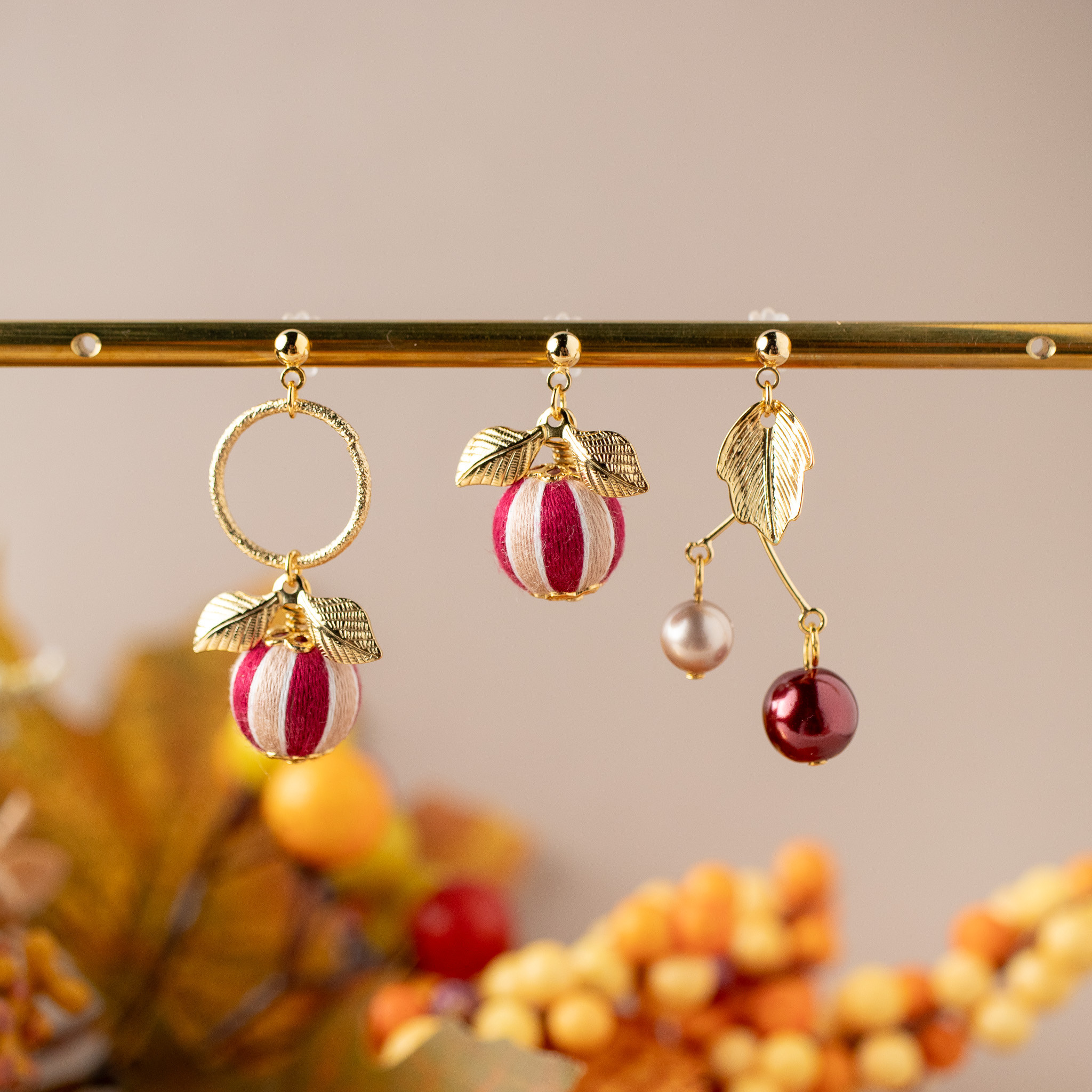その日の気分で選べる3点セット✨クラシカルベリー　刺繍糸で作る、木の実のピアス・イヤリング
