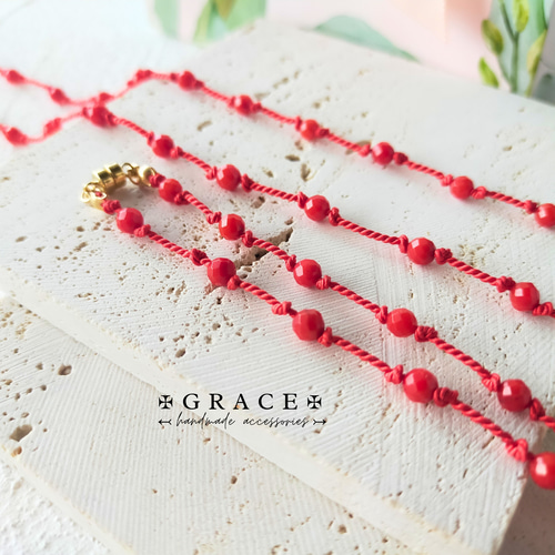 赤珊瑚とシルクコードのロングネックレス 軽い ロングネックレス