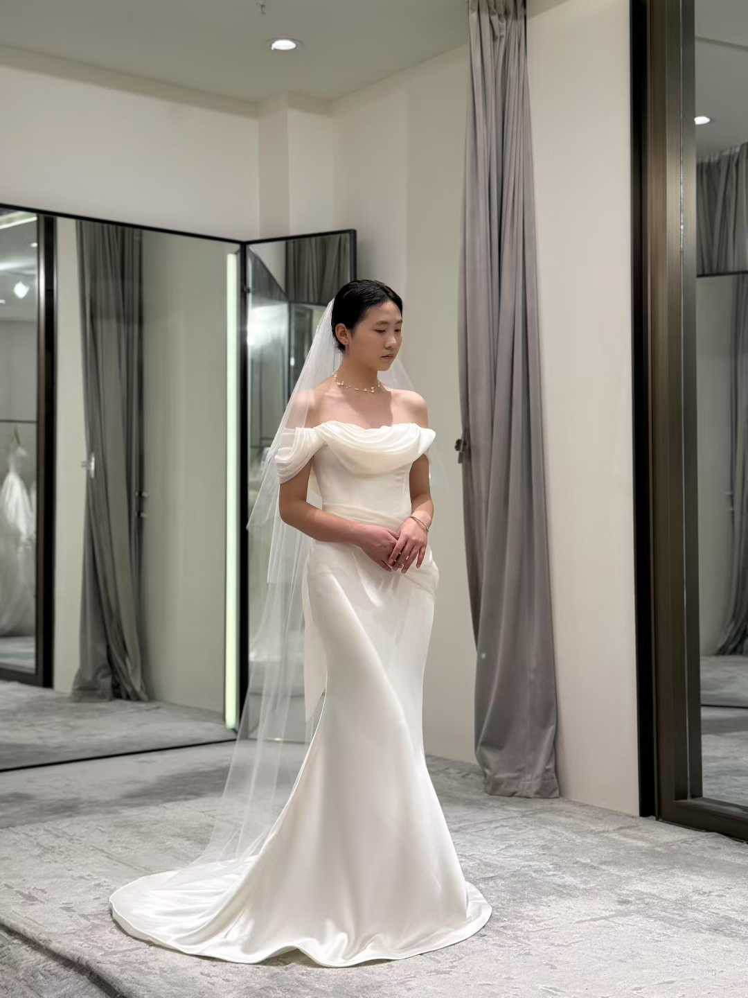 送料無料！ウエディングドレス オフショルダー マーメイドライン 細見えシルエット スレンダーライン 披露宴