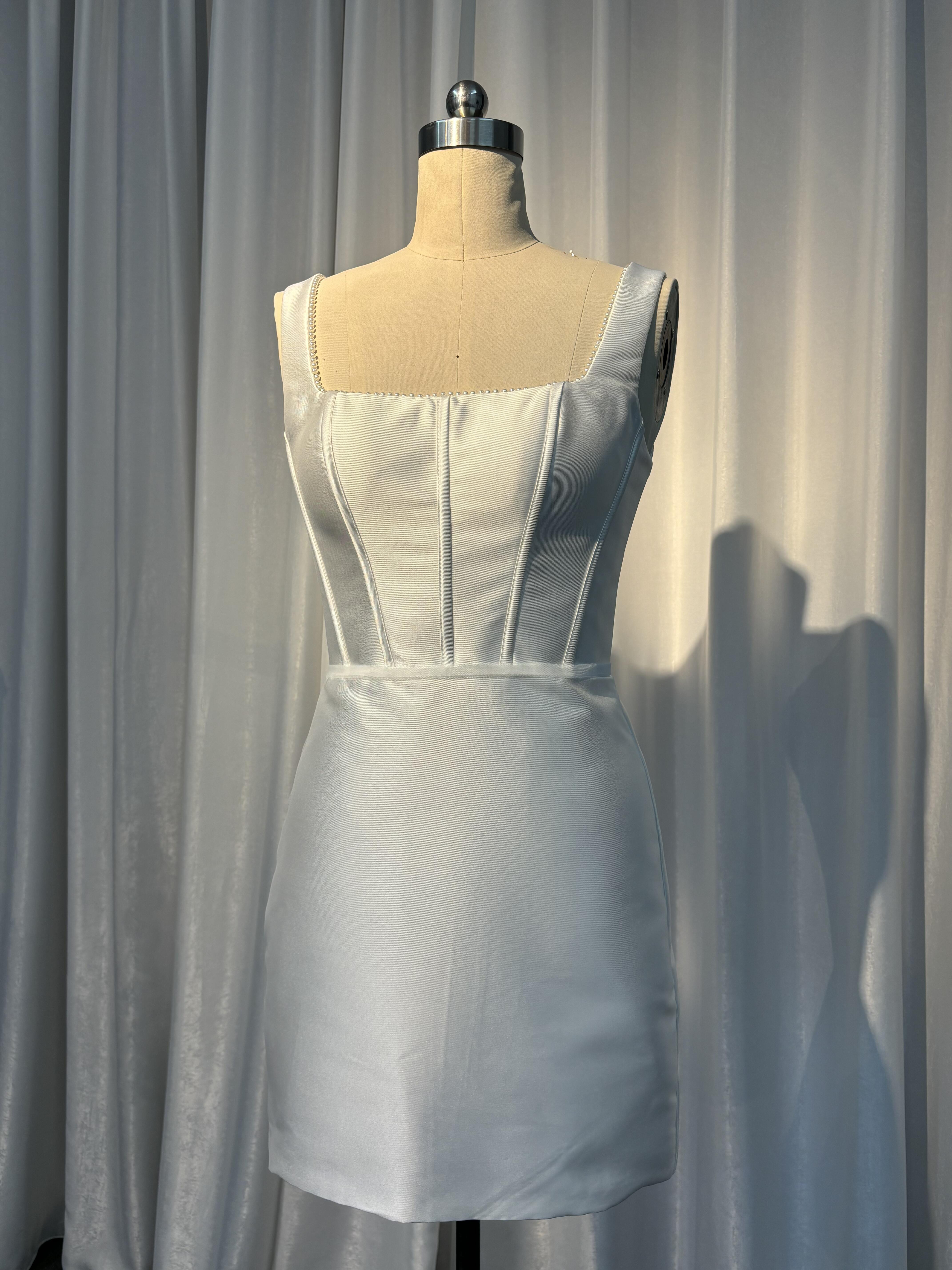 激安　お色直し　ファスナー　ノースリーブ　高級サテン　白い　ミニスカート　可愛い　スクエアネック　ブライダル発表会演奏会