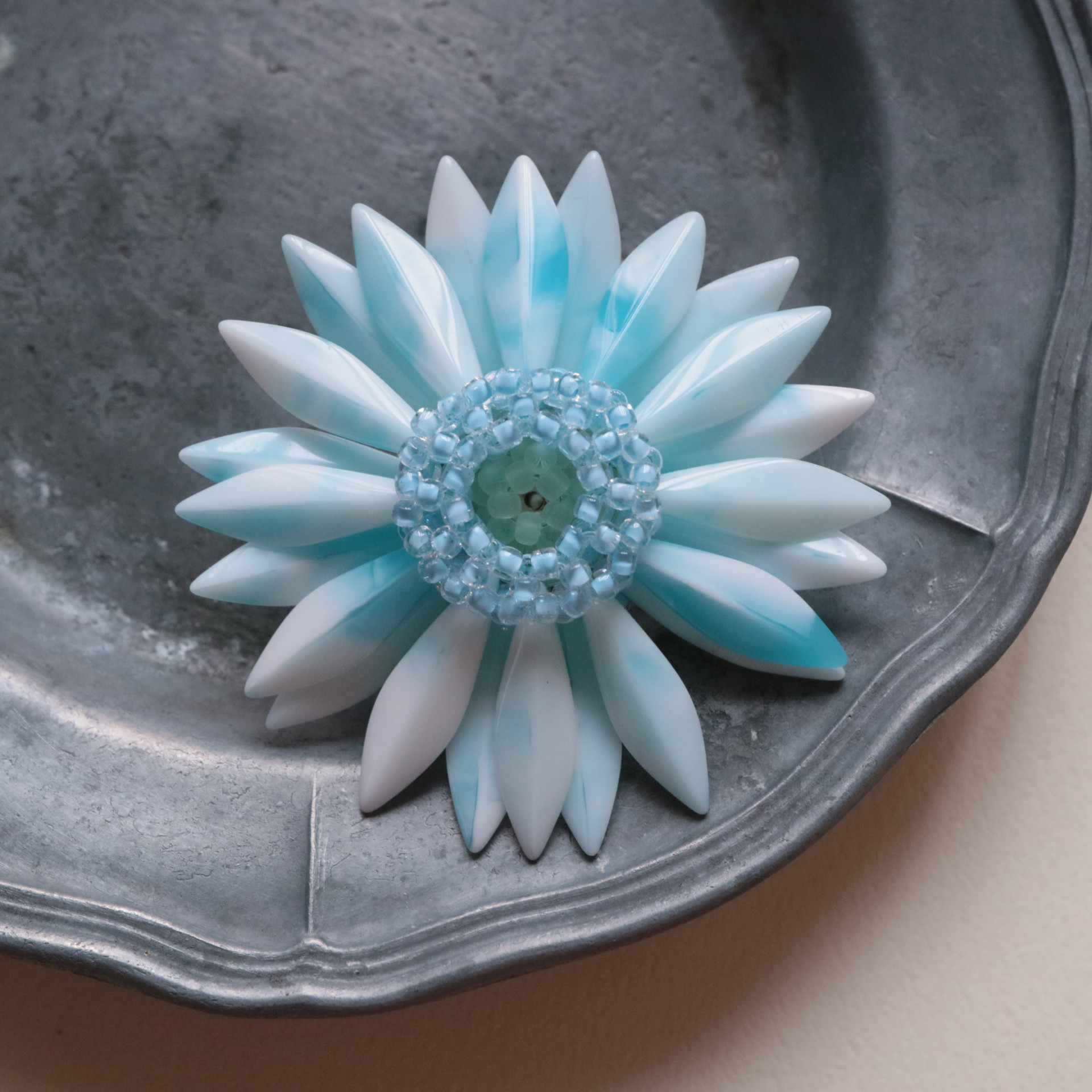 ガーベラのブローチ（新橋色）＊フラワー コサージュ 希望 入園式 入学式 卒園式 卒業式 結婚式 ジャパンヴィンテージ