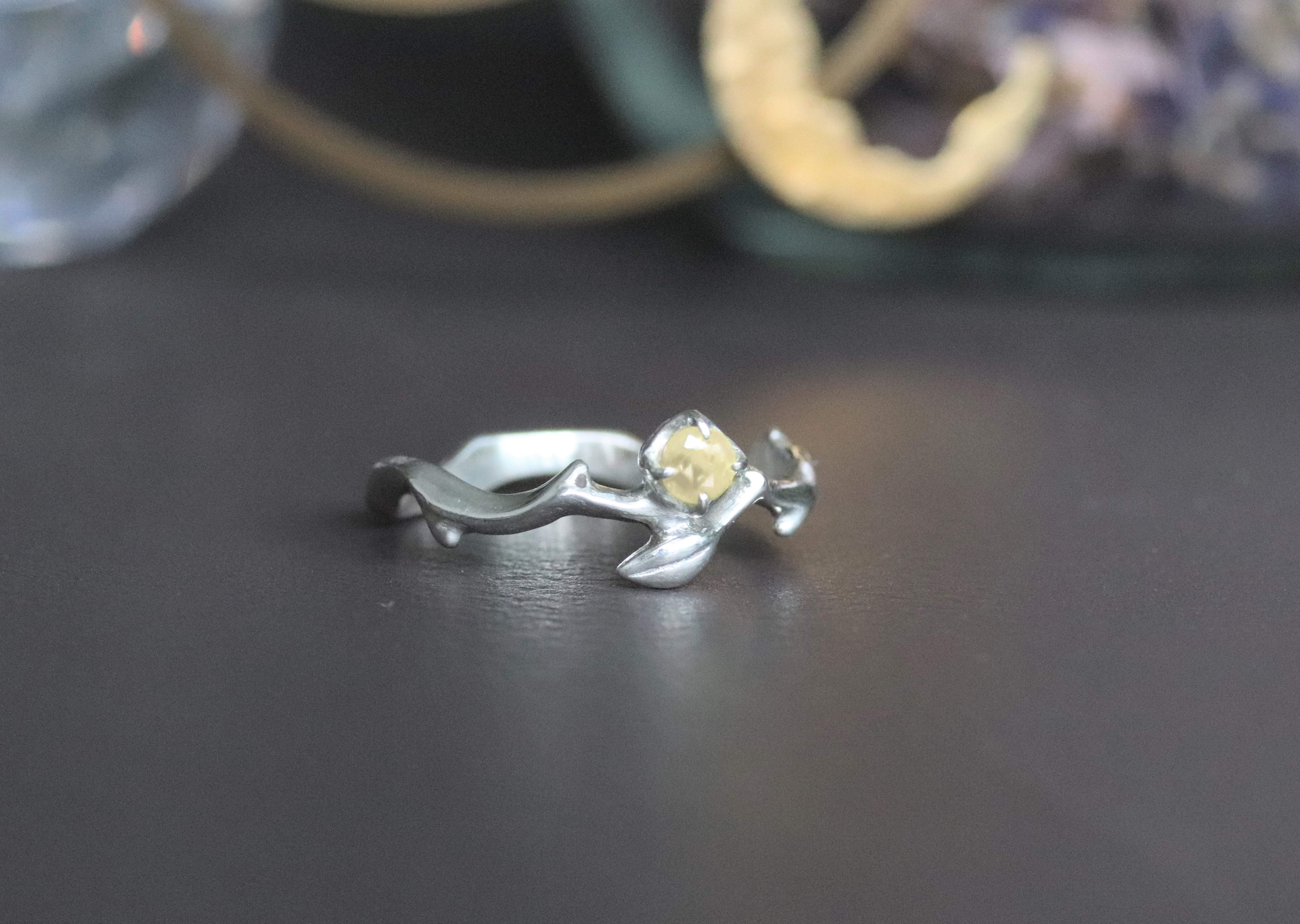 天然スフェーン0.16カラット　小枝twigsのシルバーリング(無料サイズ変更9～18号）silver925