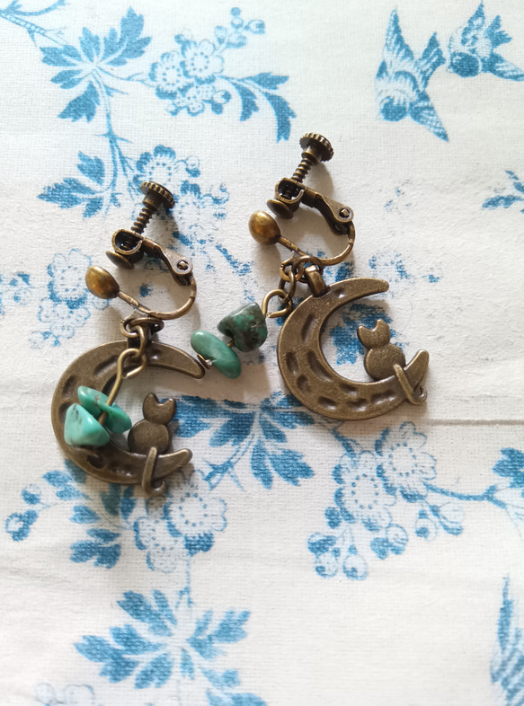 月に座った猫とターコイズのイヤリング イヤリング・ノンホールピアス