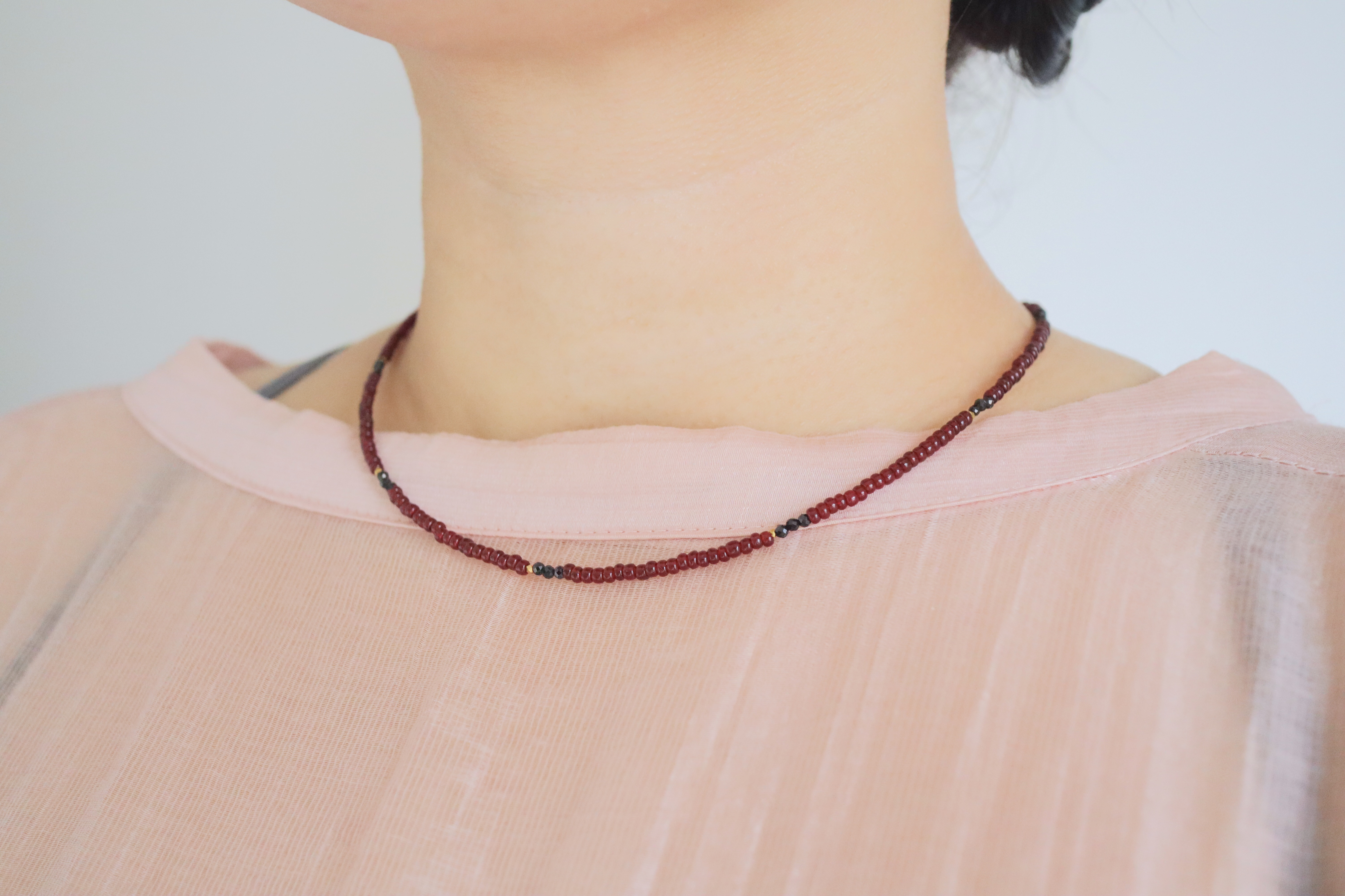 《 Red × Black 》フランスアンティークビーズとスピネルのネックレス（ガーネット付）