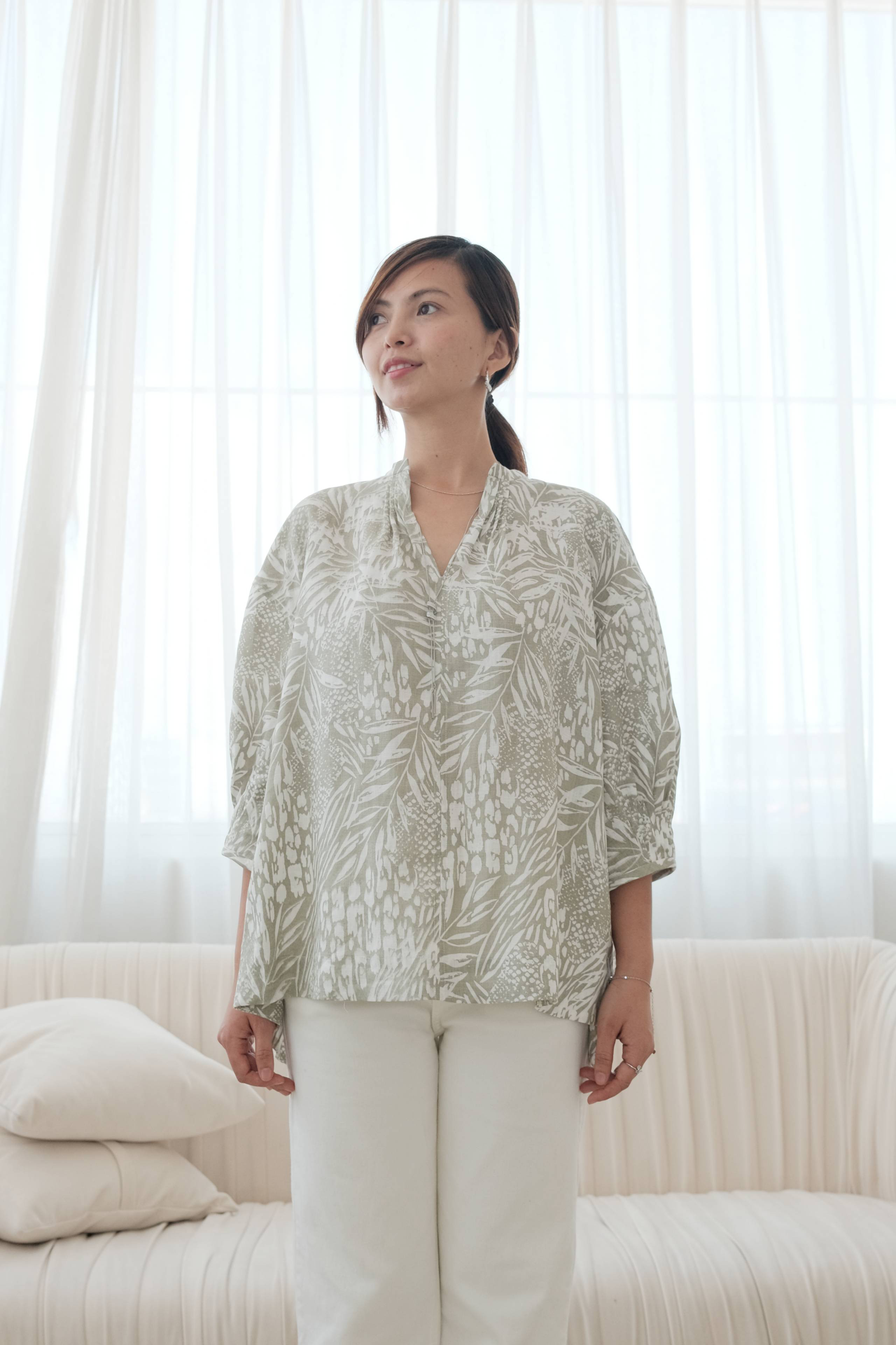 リネン100％ 七分袖ピンタックブラウス ～やさしい葉模様～