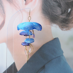 クラゲのガラスドームピアス ブルー ピアス（フック・チェーン） はな