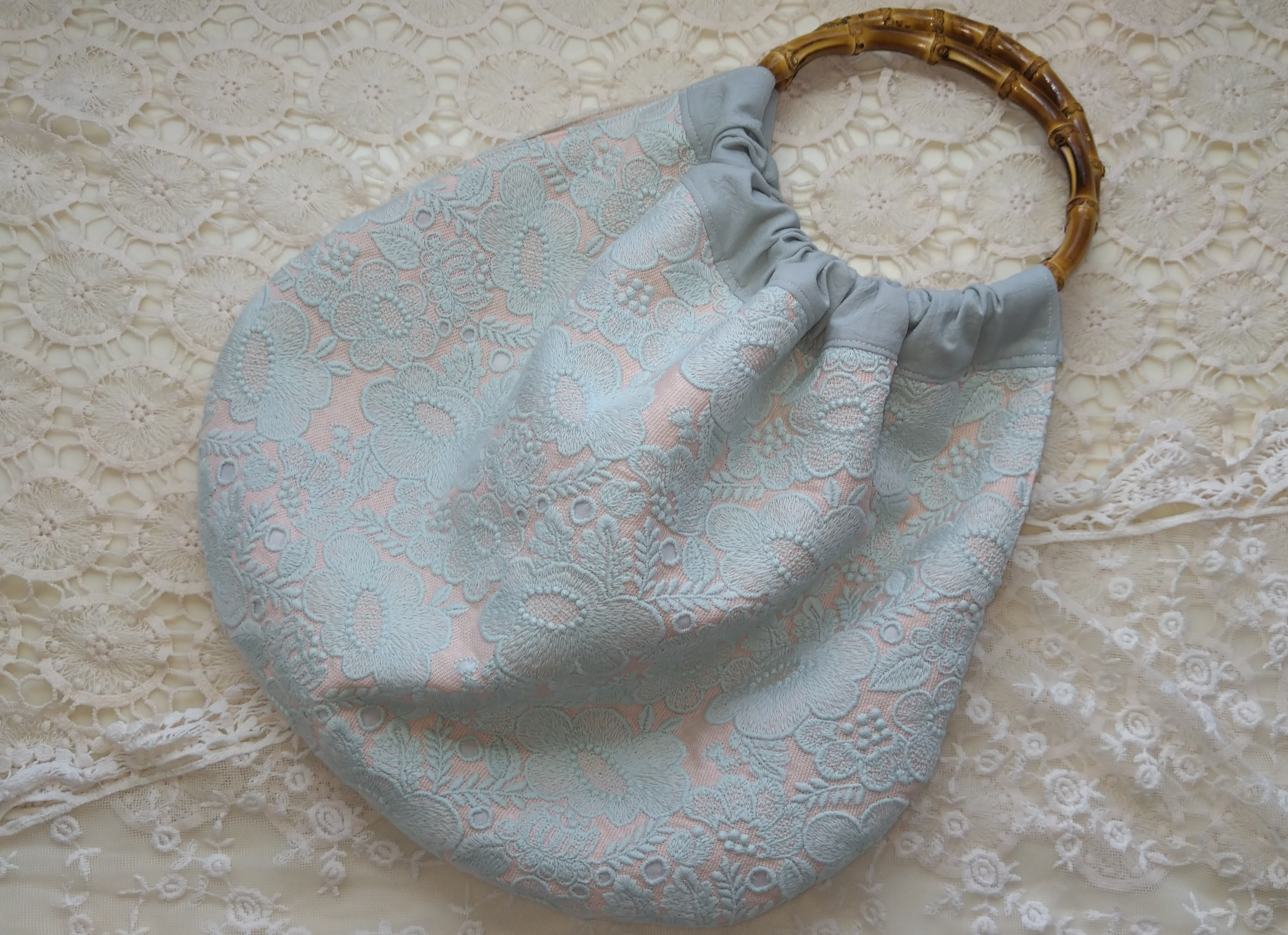 バンブー持ち手のバッグ＊smile flower ピンクベージュ×ミント＊mina