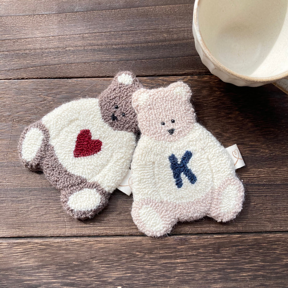 【選べるイニシャル&カラー】　テディベアコースター　1枚入り　アルファベット　もこもこ　パンチニードル　オーダーメイド 9枚目の画像