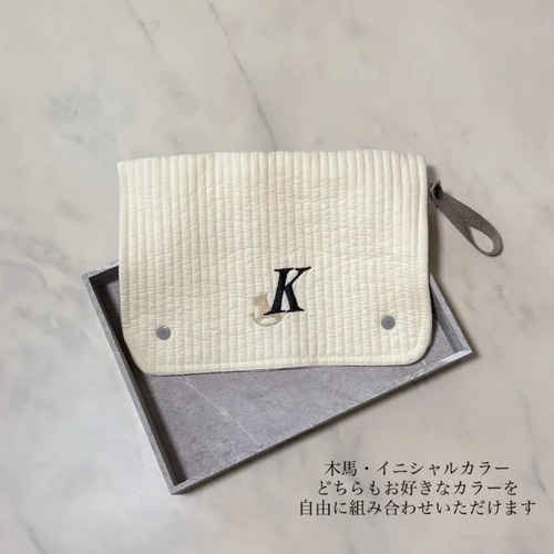 刺繍46色》ショッピングカートカバー イニシャル 木馬 ベビーカート
