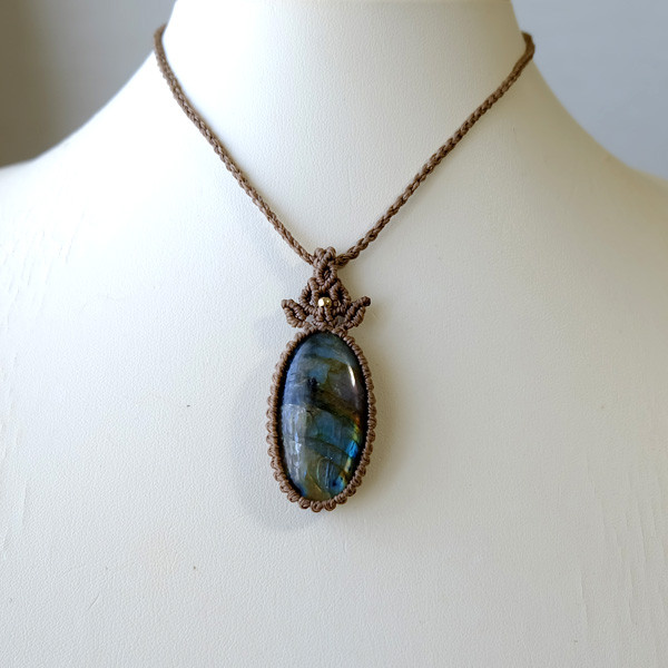 大きめラブラドライト（マダガスカル産）マルチカラー マクラメ編みペンダントネックレス 男女兼用可アクセサリー 3519