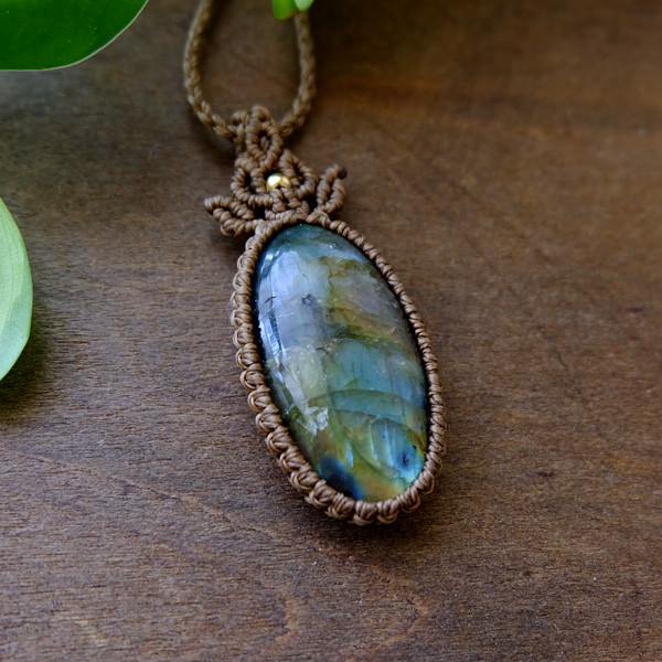 大きめラブラドライト（マダガスカル産）マルチカラー マクラメ編みペンダントネックレス 男女兼用可アクセサリー 3519